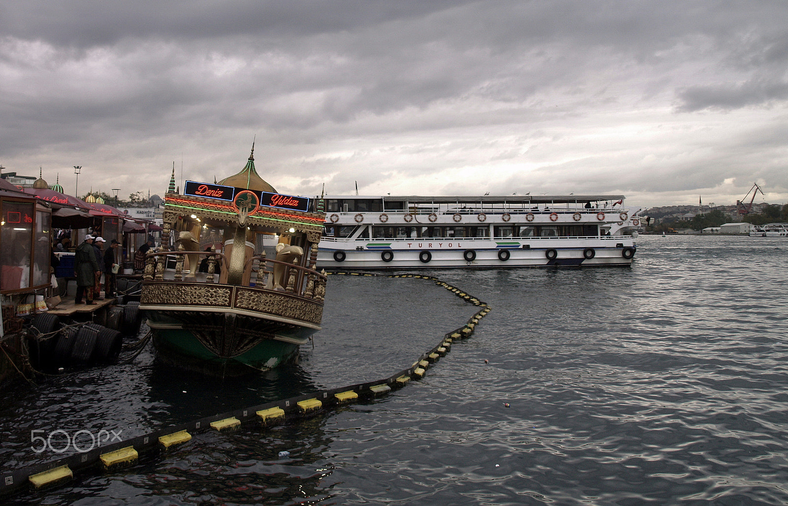 Olympus E-400 (EVOLT E-400) sample photo. Istanbul turkish street life on a rainy autumn day photography