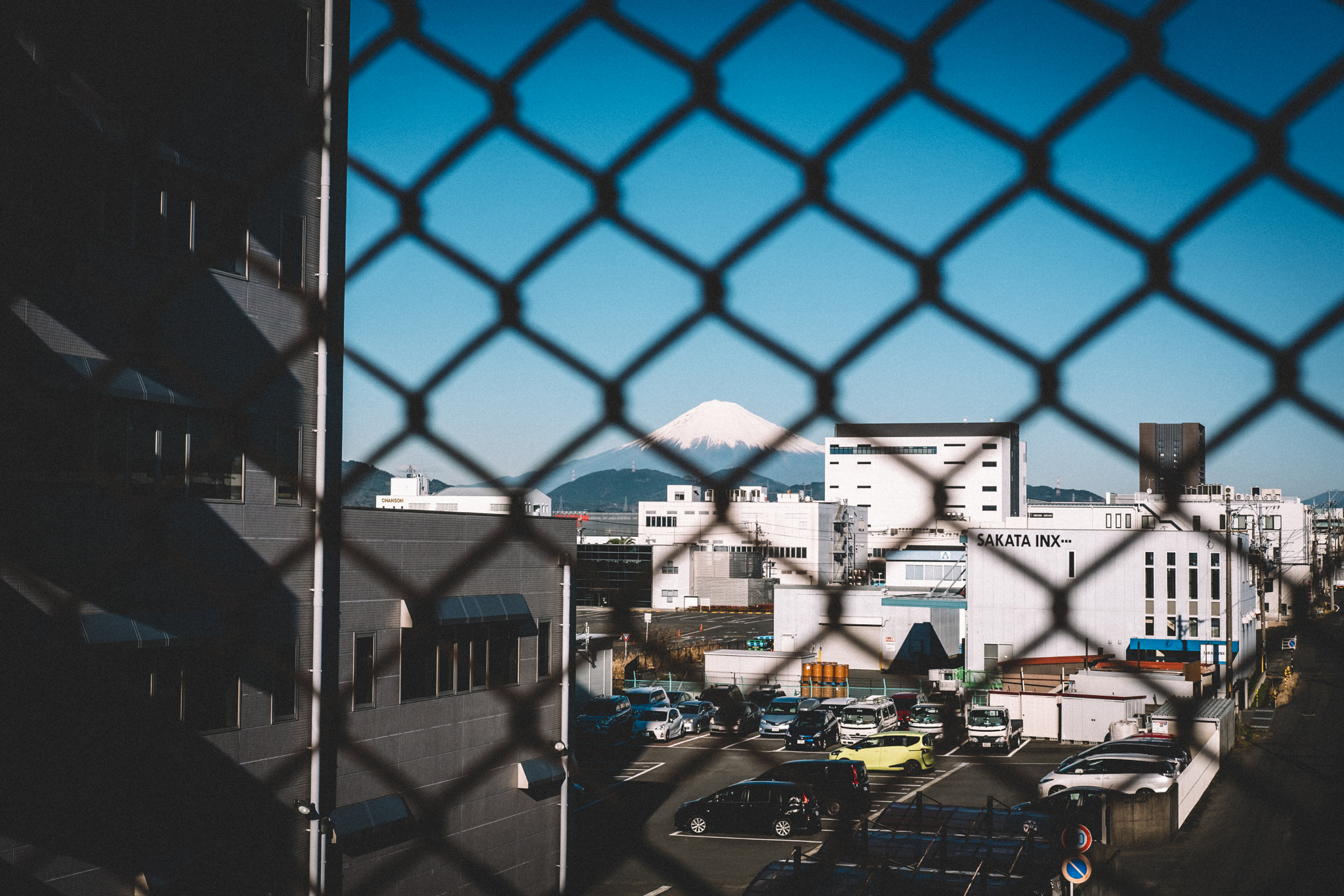 Fujifilm X-Pro2 + Fujifilm XF 35mm F2 R WR sample photo. Mt fuji fenced in photography