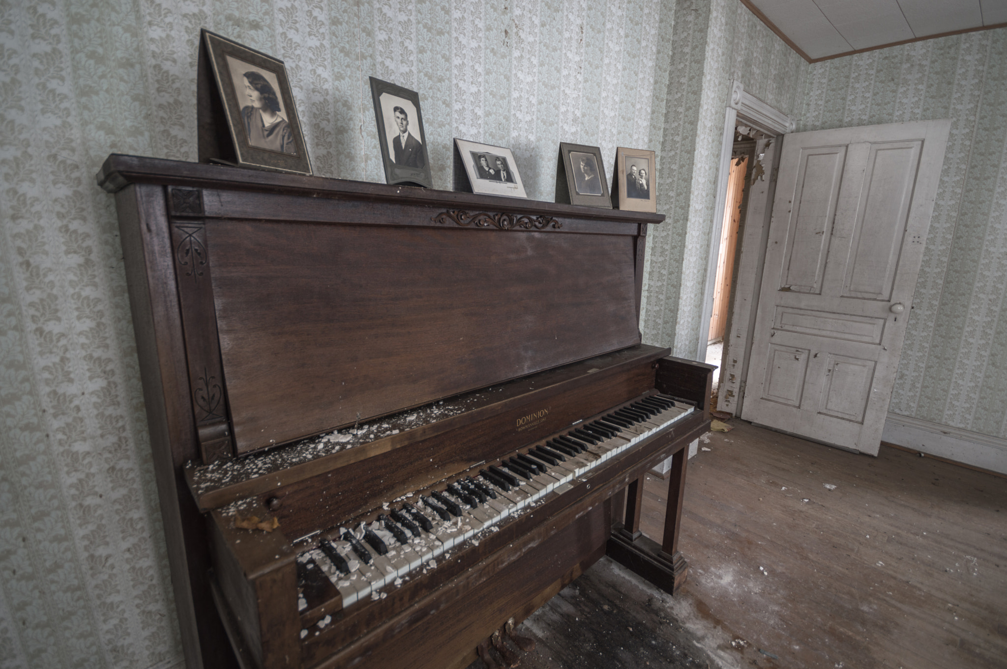 Nikon D3200 + Sigma 10-20mm F4-5.6 EX DC HSM sample photo. Abandoned house piano and family photos distorted photography