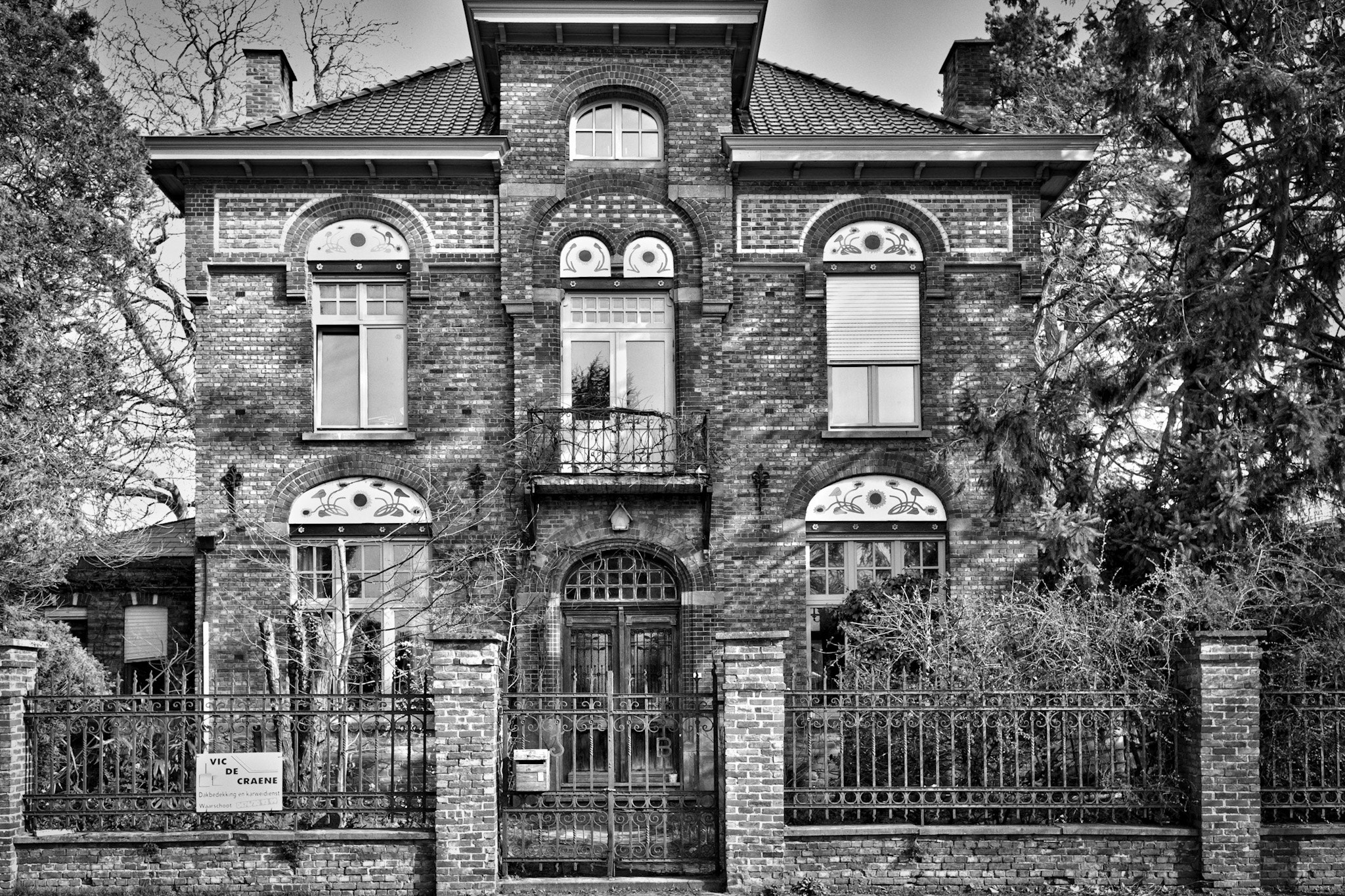 Fujifilm XF 23mm F2 R WR sample photo. Old house in b/w photography