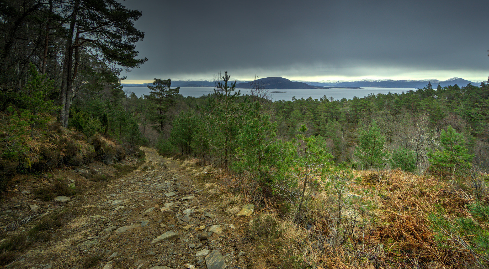 Sony a6000 + Sony E 10-18mm F4 OSS sample photo. Hikers trail photography