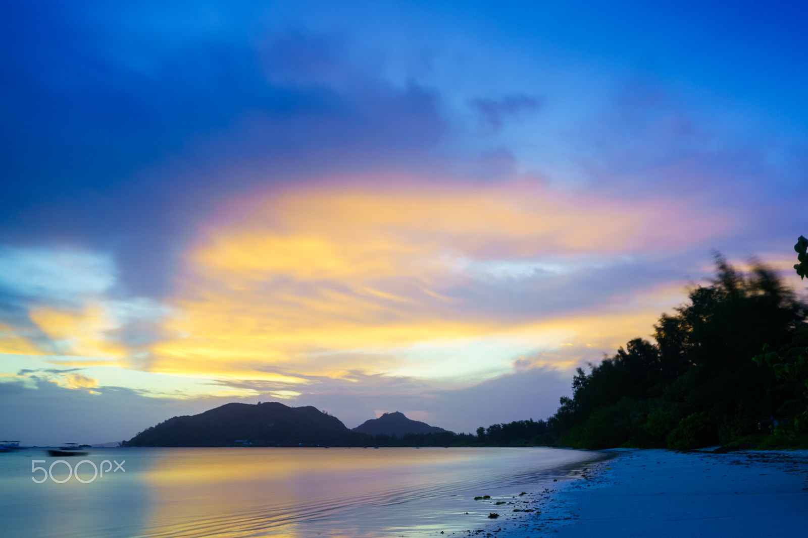 Sony FE 28mm F2 sample photo. Sunrise on anse volbert, praslin, seychelles photography