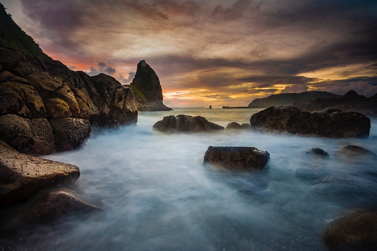 Nikon AF-S Nikkor 17-35mm F2.8D ED-IF sample photo. The sky n the waves photography
