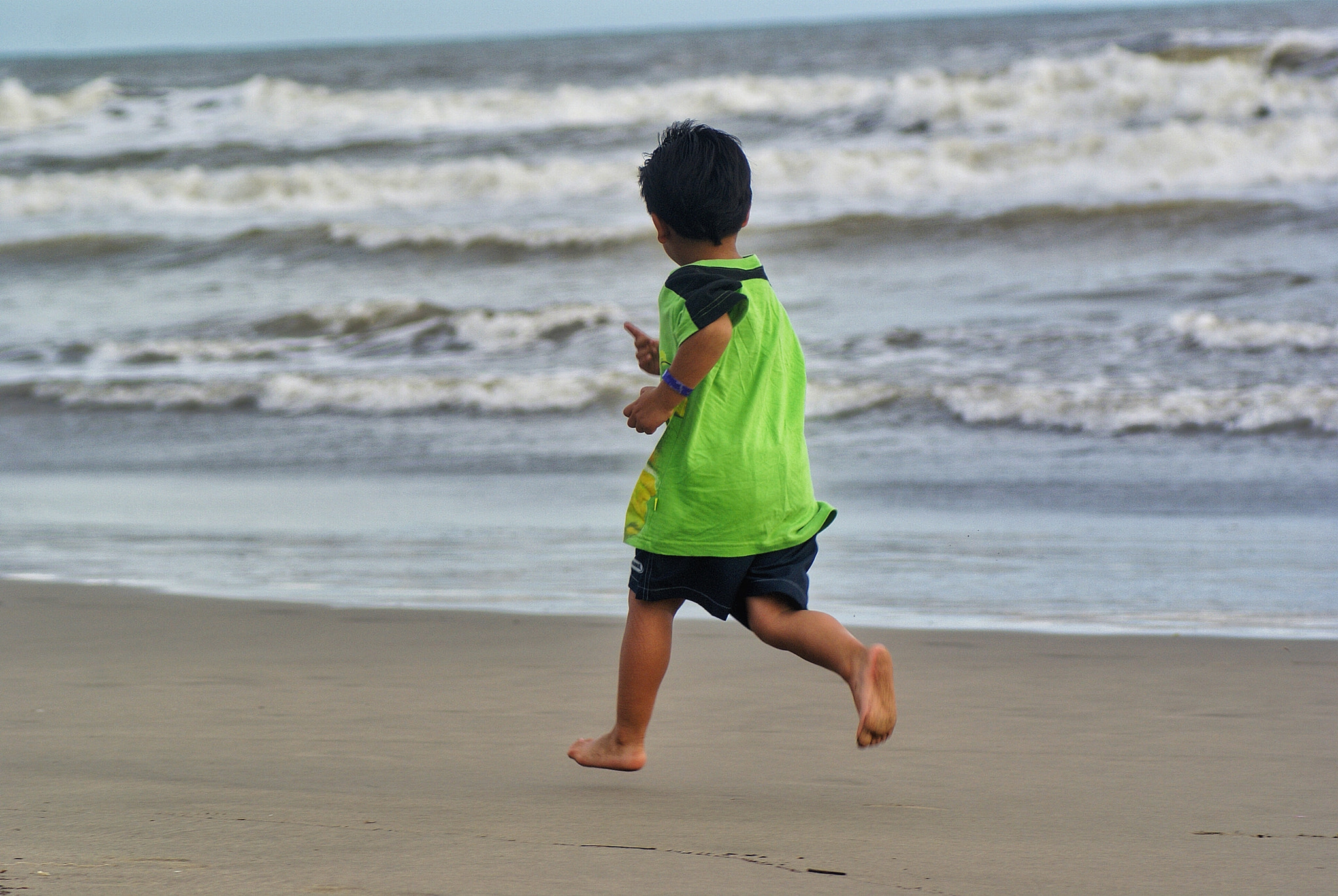 Sony 75-300mm F4.5-5.6 sample photo. Flotando en la playa de acapulco photography