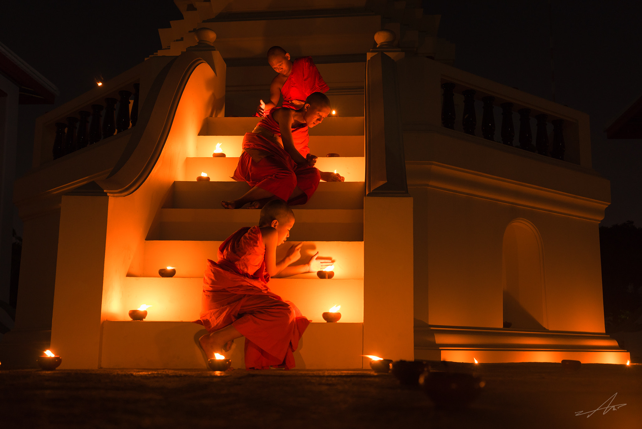 Sony a7R + Sony Vario Tessar T* FE 24-70mm F4 ZA OSS sample photo. The little monk take a light candles worship the buddha image/statue. photography