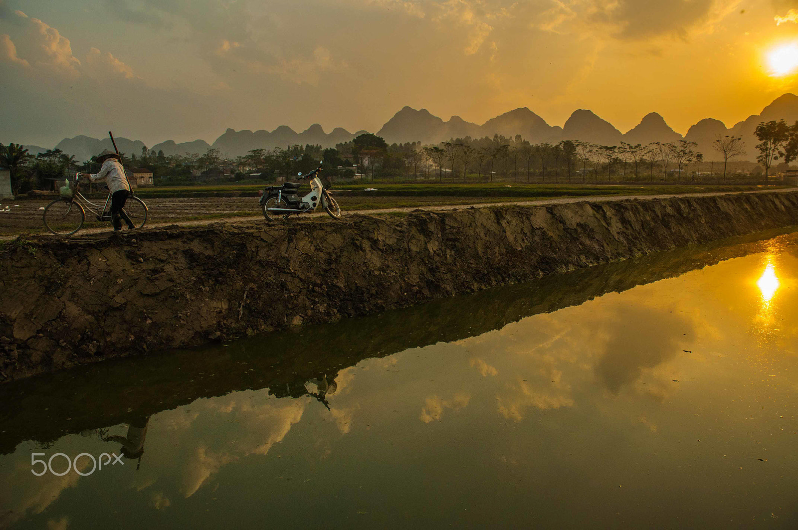 Nikon D90 + Sigma 18-200mm F3.5-6.3 DC sample photo. Sunset on my countryside photography