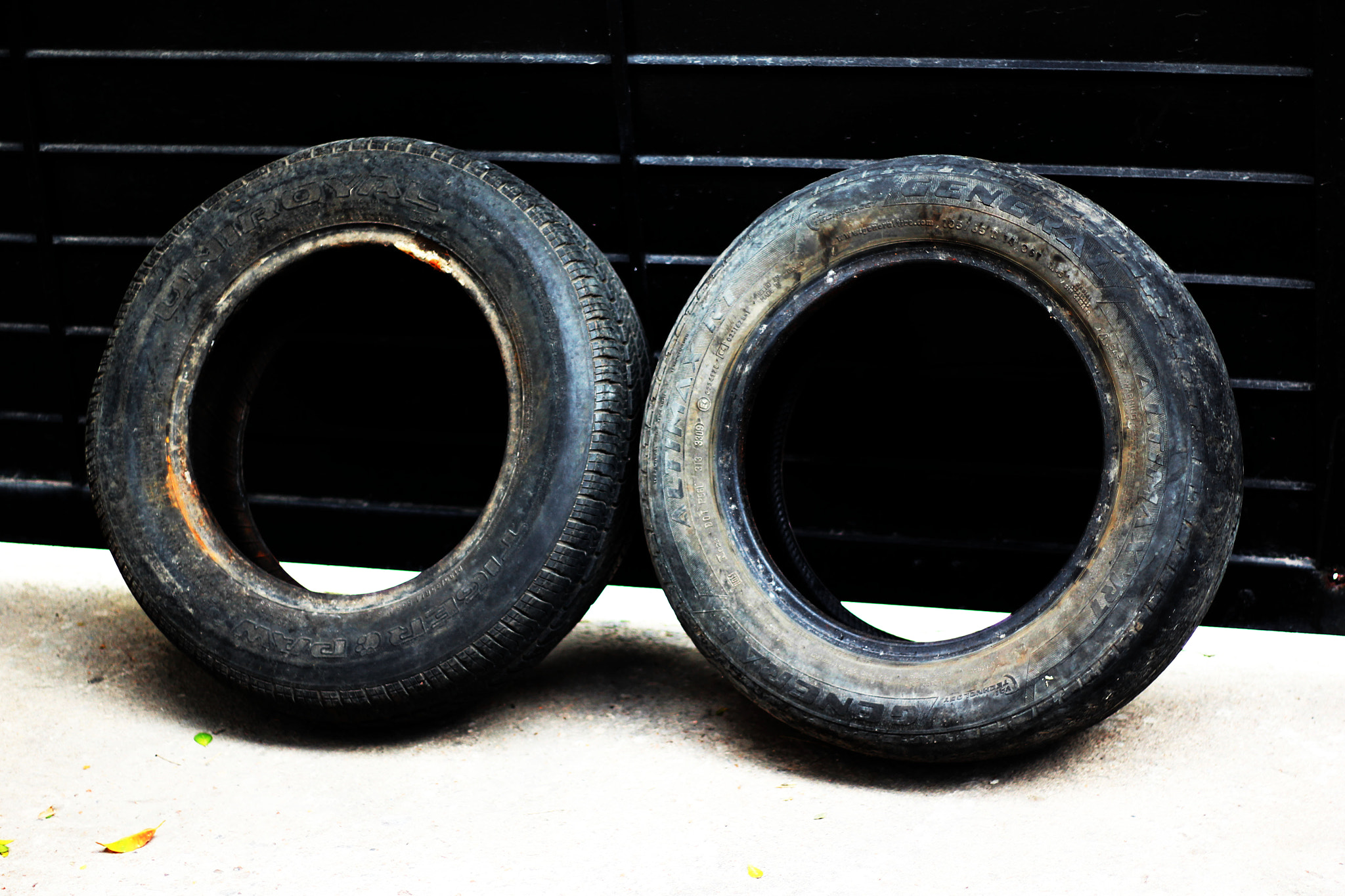 Canon EOS 550D (EOS Rebel T2i / EOS Kiss X4) sample photo. Two old wheels photography