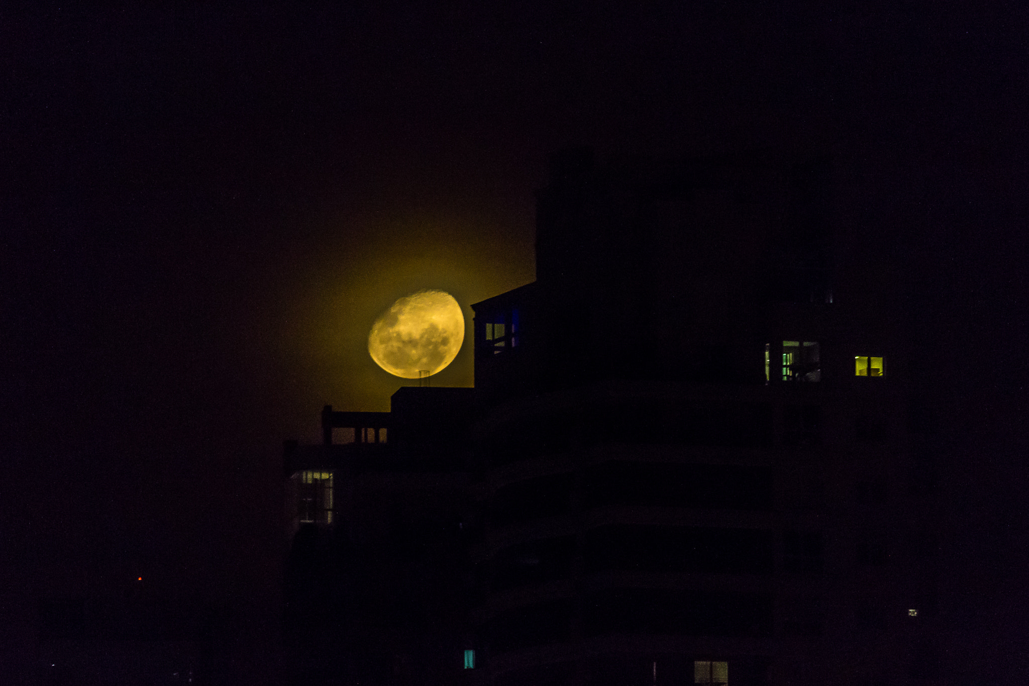 Canon EF-S 55-250mm F4-5.6 IS II sample photo. Moon photography