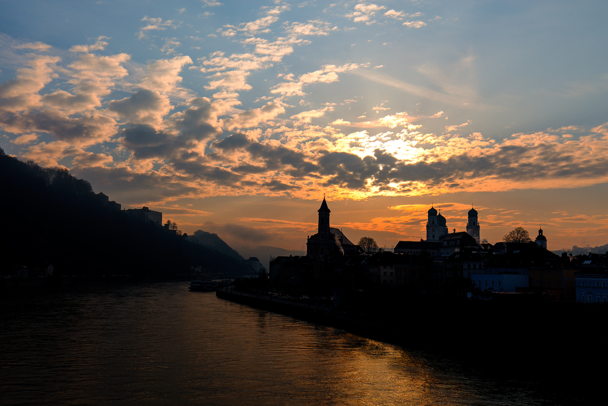 Canon EF 16-35mm F4L IS USM sample photo. Sunrise over passau photography