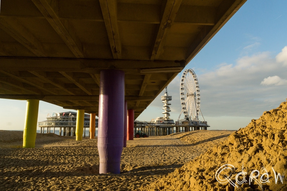 Sony SLT-A58 + Sigma 18-200mm F3.5-6.3 DC sample photo. Gekleurde palen pier scheveningen photography