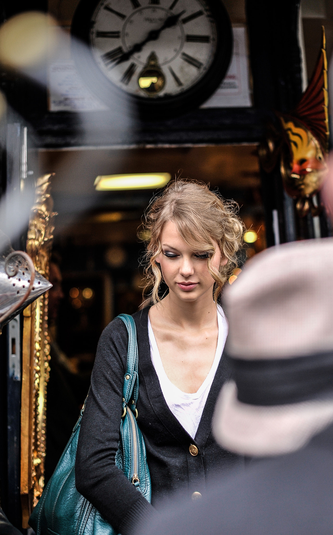 Nikon D700 + Nikon AF-S Nikkor 50mm F1.4G sample photo. Taylor swift portobello road photography