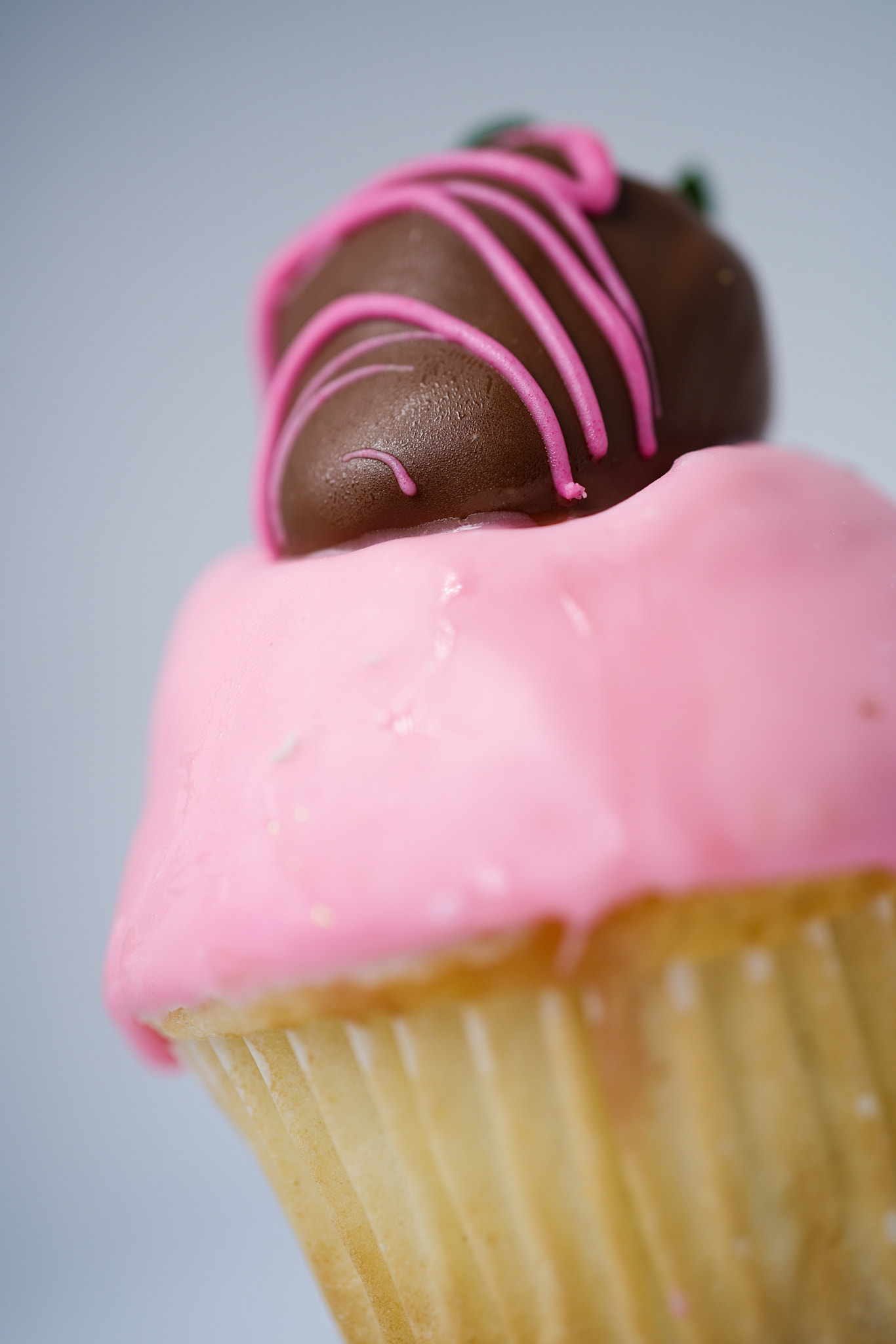 Sony FE 50mm F2.8 Macro sample photo. Cupcake strawberry photography