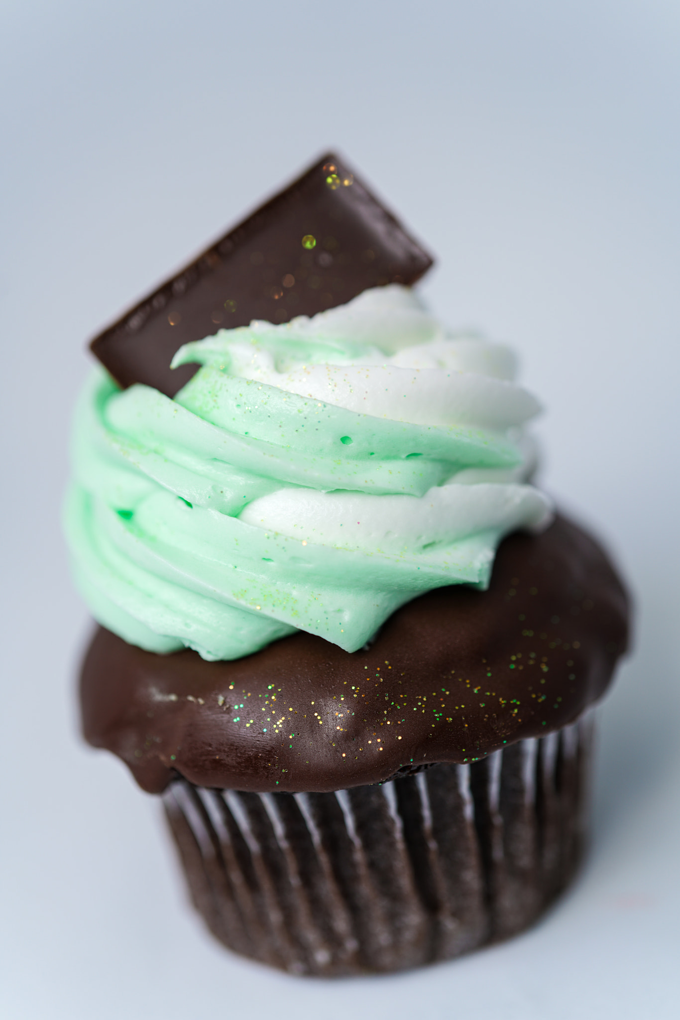 Sony FE 50mm F2.8 Macro sample photo. Mint chocolate cupcake photography