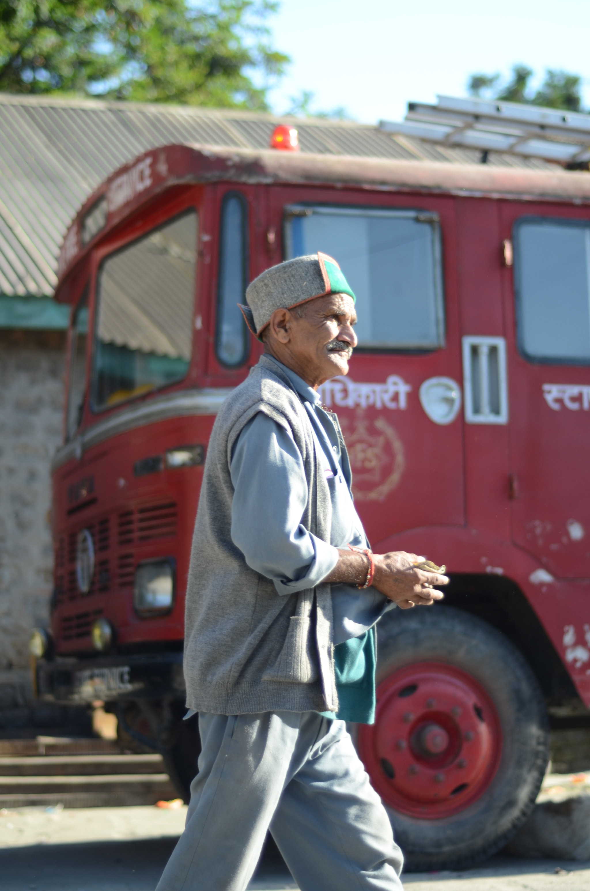 Nikon D5100 sample photo. Manali market place photography