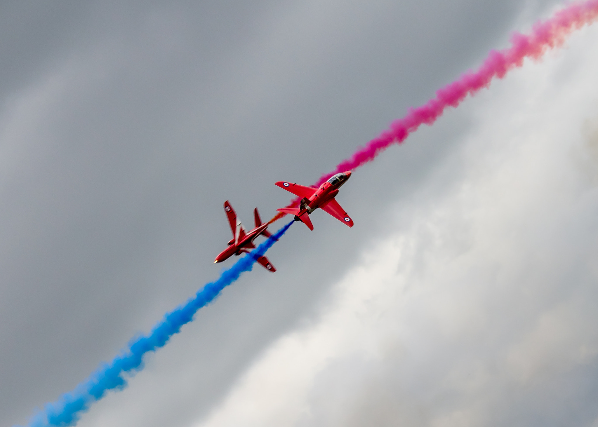 Canon EOS 60D + Canon EF-S 55-250mm F4-5.6 IS sample photo. Red arrows pass-over photography