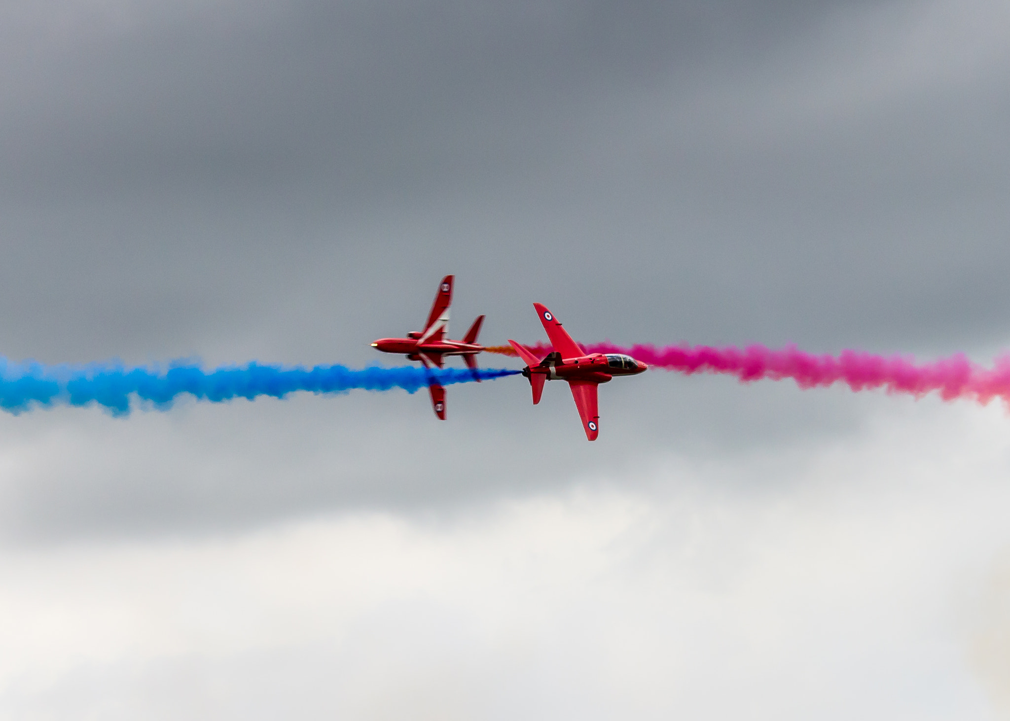 Canon EF-S 55-250mm F4-5.6 IS sample photo. Red arrows pass-over photography