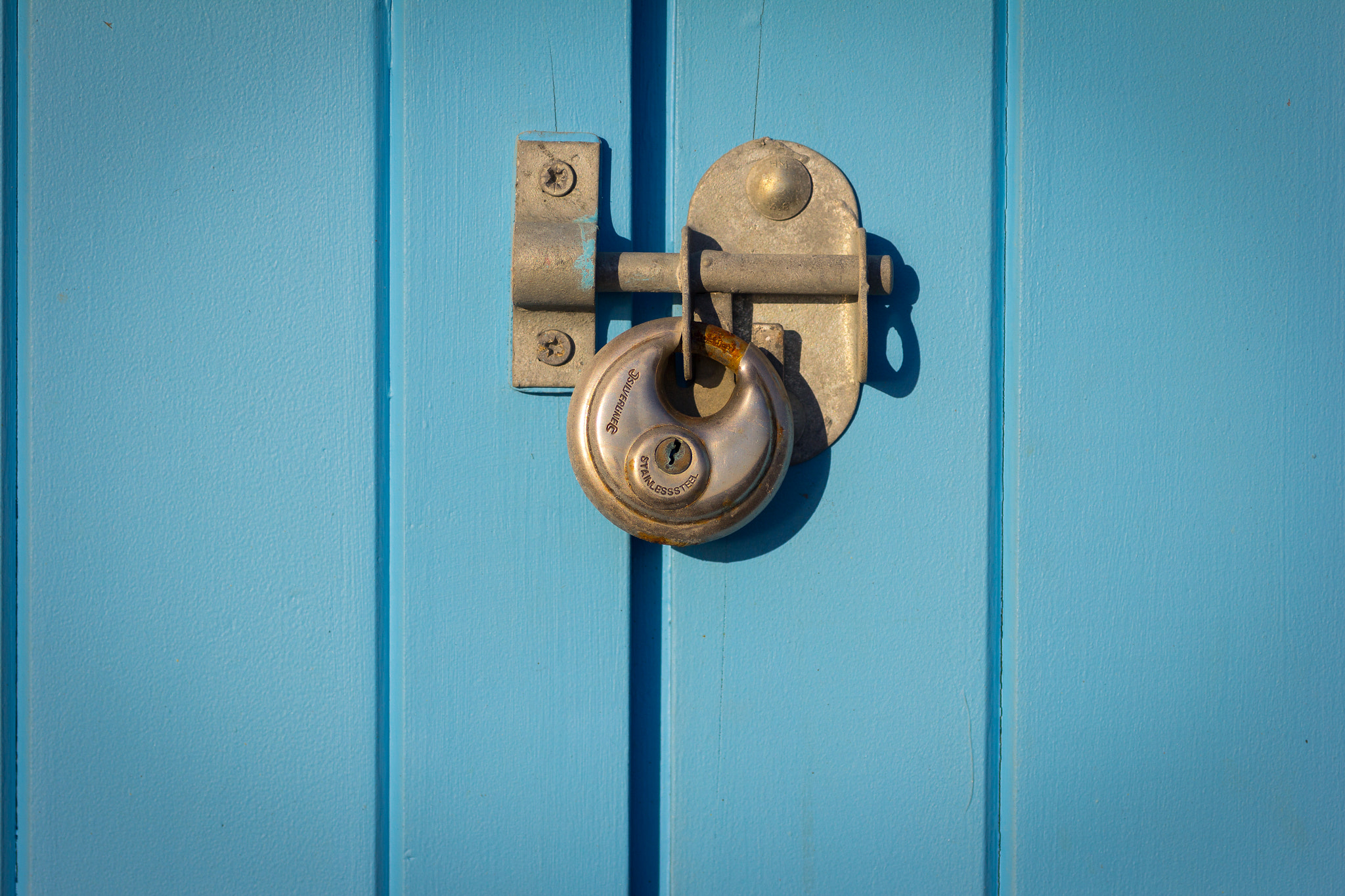 Canon EOS 60D + Tamron SP AF 90mm F2.8 Di Macro sample photo. Blue beach hut photography