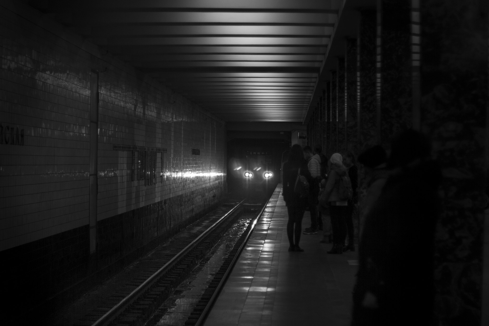 Canon EOS 550D (EOS Rebel T2i / EOS Kiss X4) + Canon EF 50mm F1.4 USM sample photo. Moscow metro photography