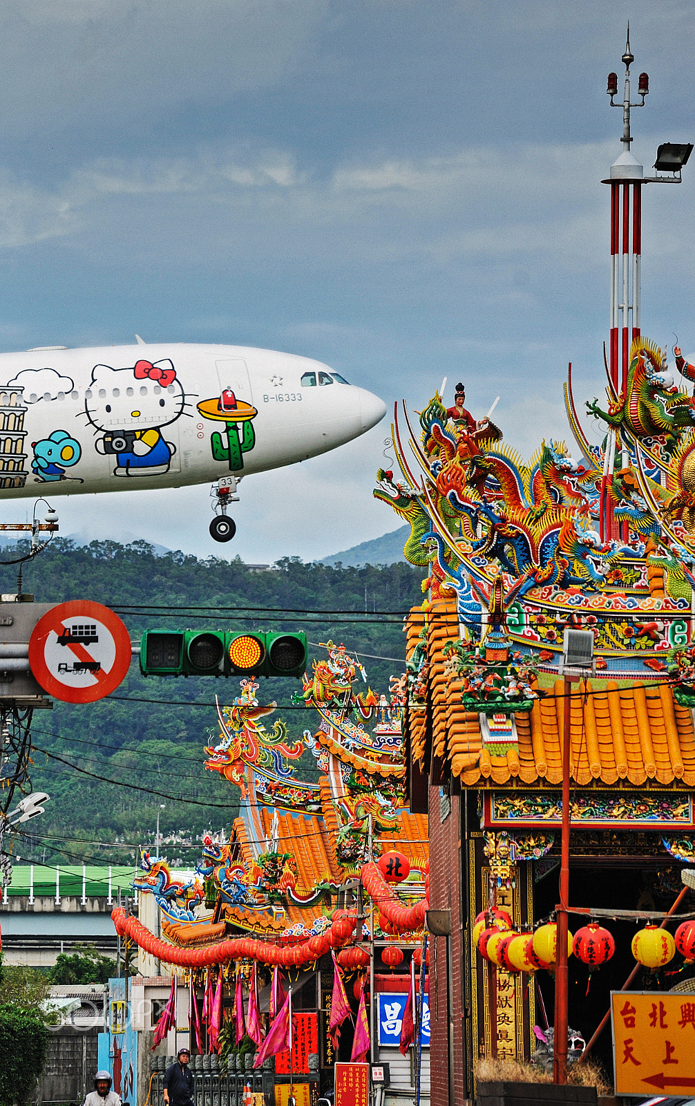 Nikon D700 + Nikon AF-S Nikkor 70-300mm F4.5-5.6G VR sample photo. Hellokitty plane over a chinese style temple photography