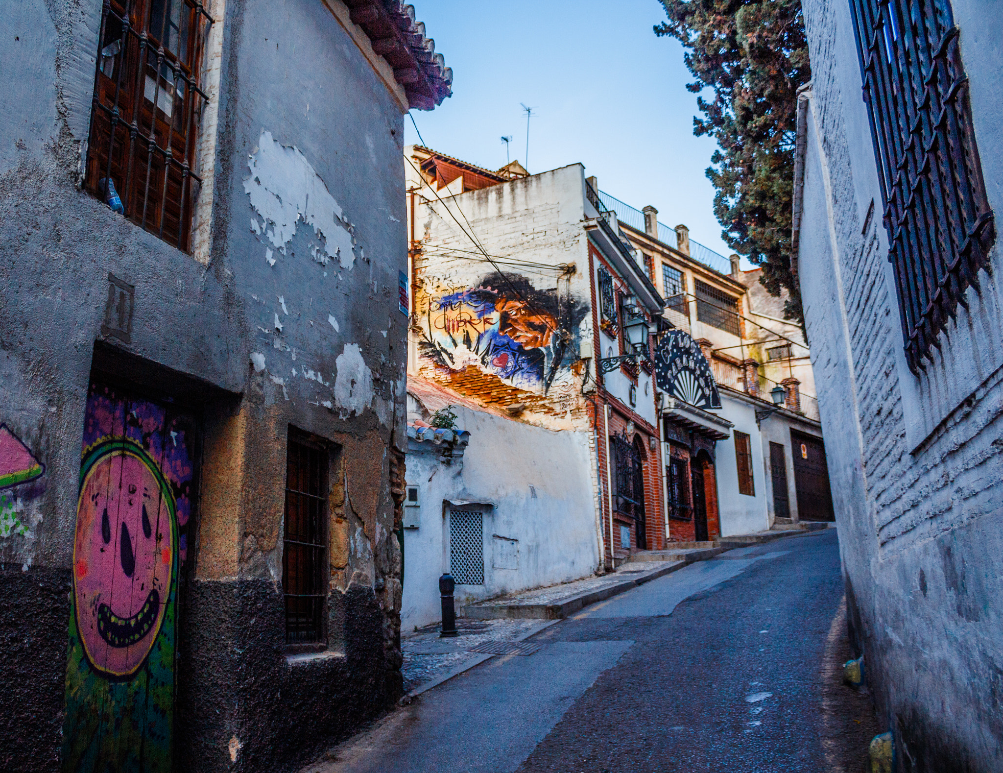 Canon EF-S 18-55mm F3.5-5.6 IS sample photo. Graffiti in granada photography
