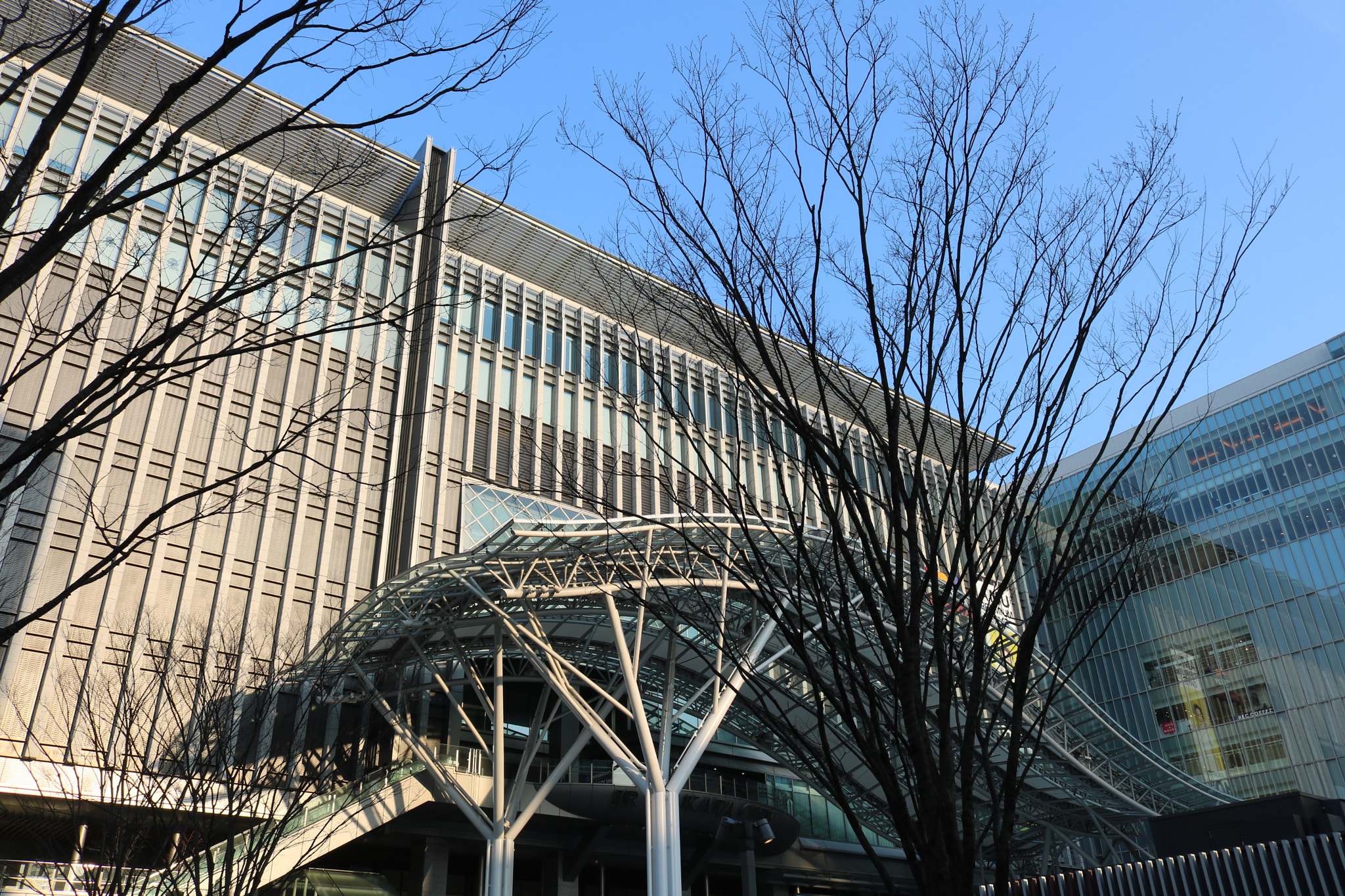 Canon EOS 750D (EOS Rebel T6i / EOS Kiss X8i) + Canon EF-S 18-55mm F3.5-5.6 IS STM sample photo. Hakata station photography