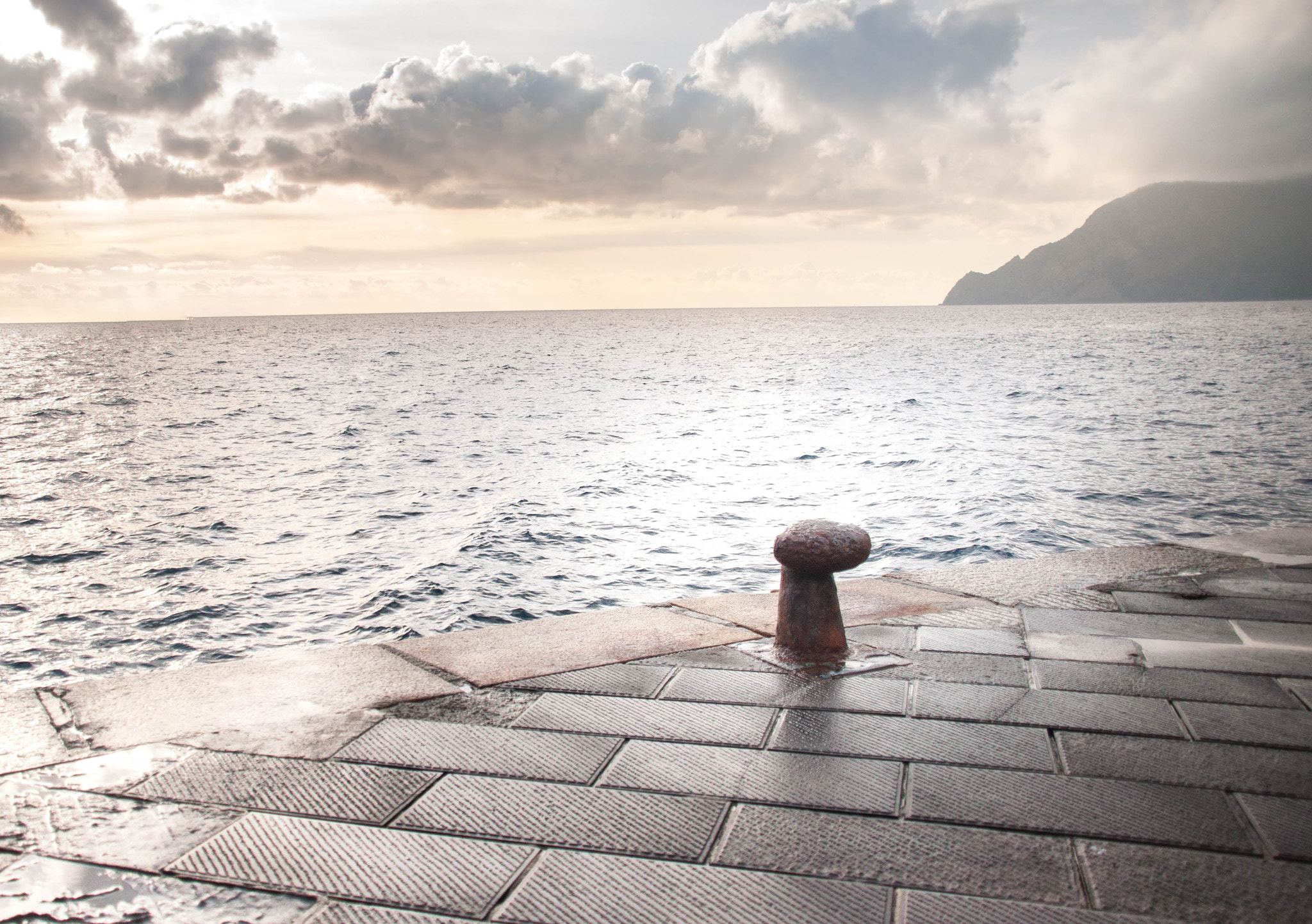 Nikon D90 + Sigma 18-200mm F3.5-6.3 DC sample photo. Every ship needs its bollard photography