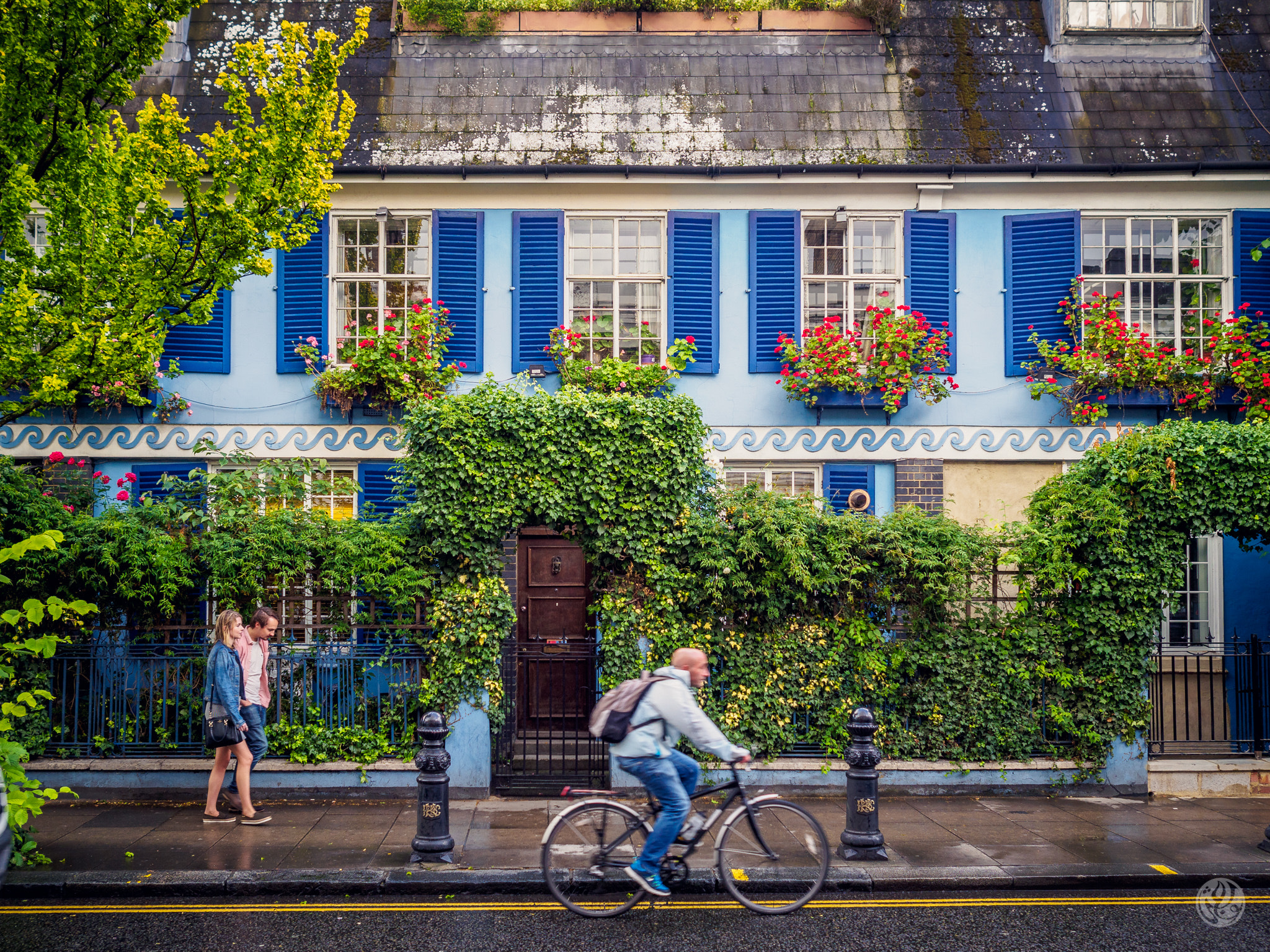 Olympus OM-D E-M10 II + Olympus M.Zuiko Digital 17mm F1.8 sample photo. Lovely house on notting hill photography