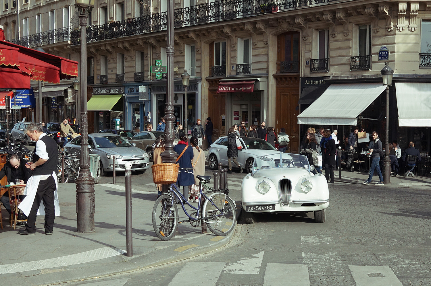 Sony Alpha NEX-3N + Sigma 30mm F2.8 EX DN sample photo. Like a movie photography