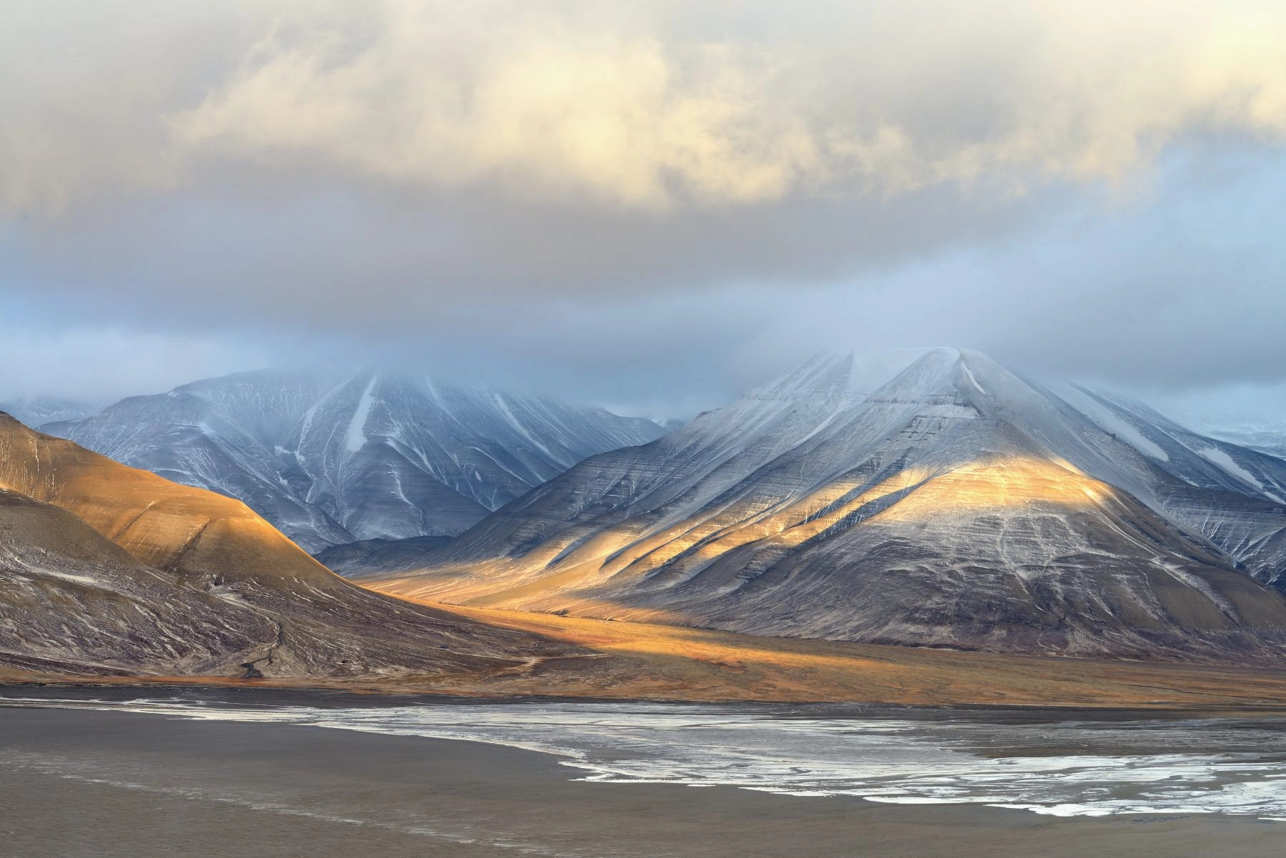 Nikon AF-S Nikkor 70-200mm F4G ED VR sample photo. Svalbard mountains photography