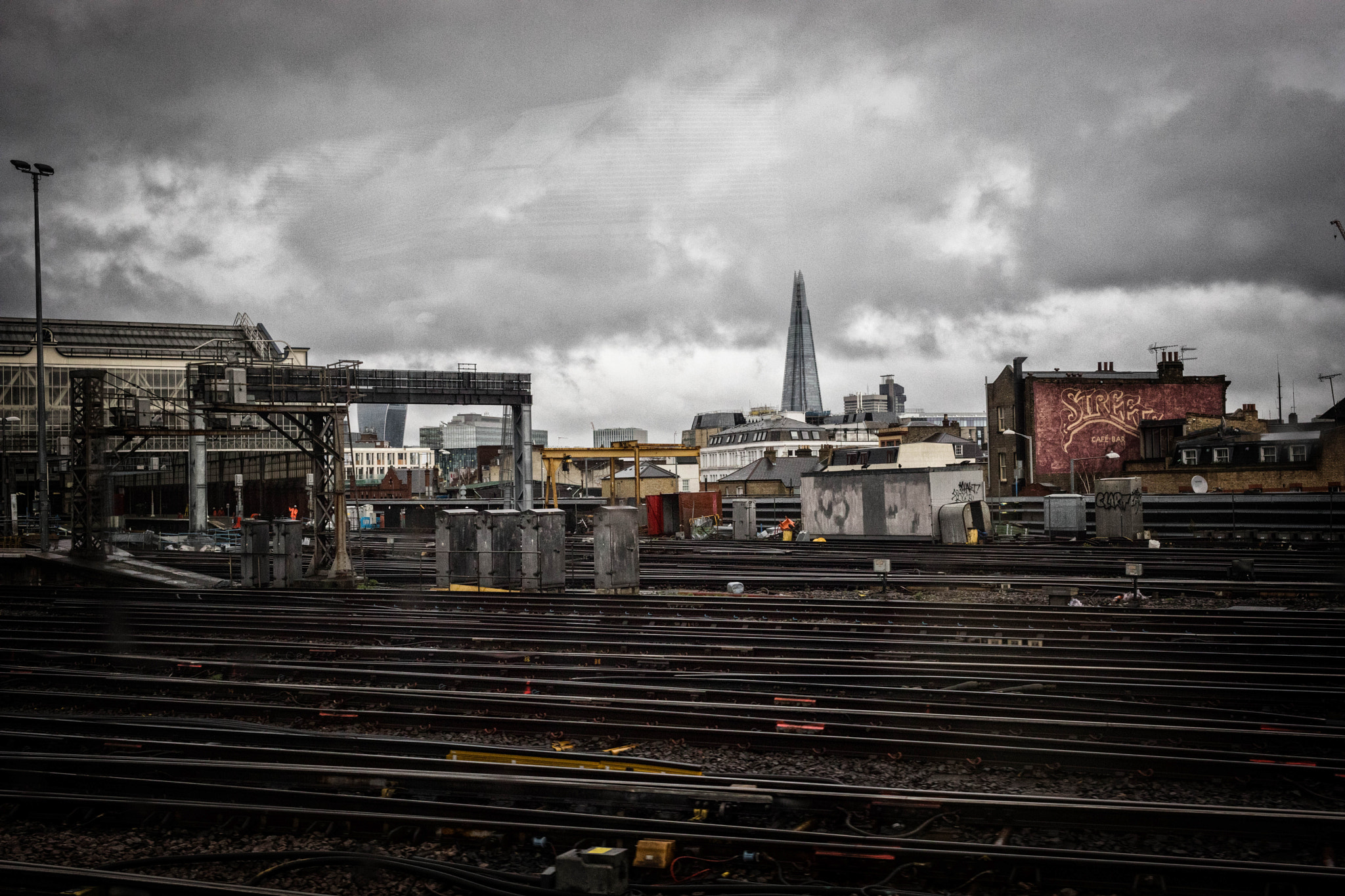 Canon EOS 5D Mark IV + Canon EF 40mm F2.8 STM sample photo. Approaching waterloo. photography