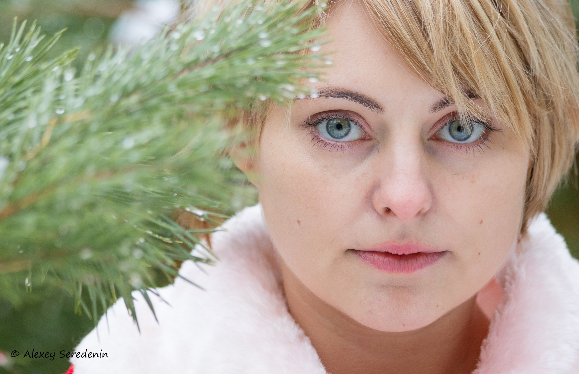 Canon EF 70-300mm F4-5.6 IS USM sample photo. The winter has begun to cry from the girl's look. photography