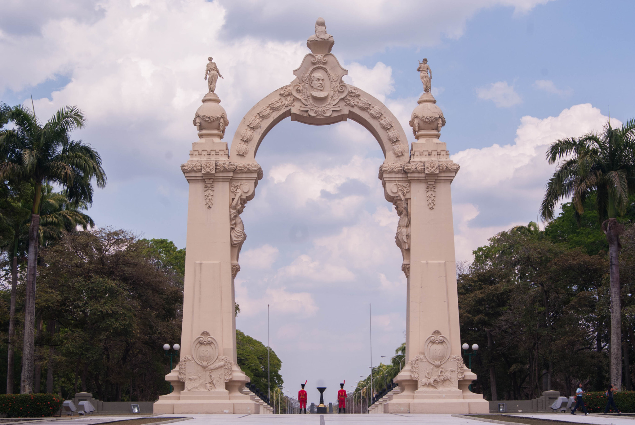 Sony Alpha DSLR-A230 + Sony DT 18-55mm F3.5-5.6 SAM sample photo. Arch of triumph photography