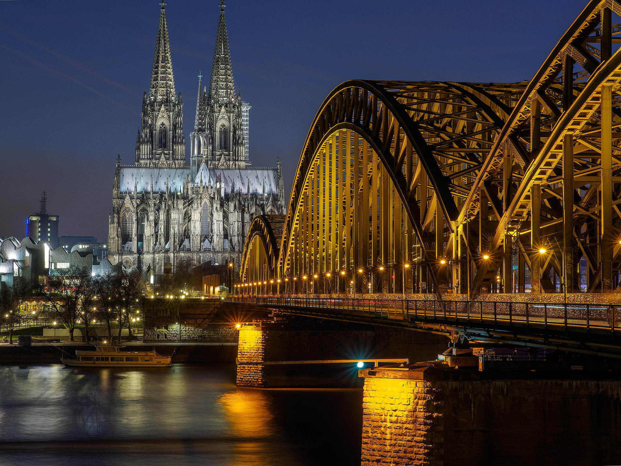 Olympus OM-D E-M5 II + Olympus M.Zuiko Digital ED 40-150mm F2.8 Pro sample photo. Cologne cathedral blue hour photography
