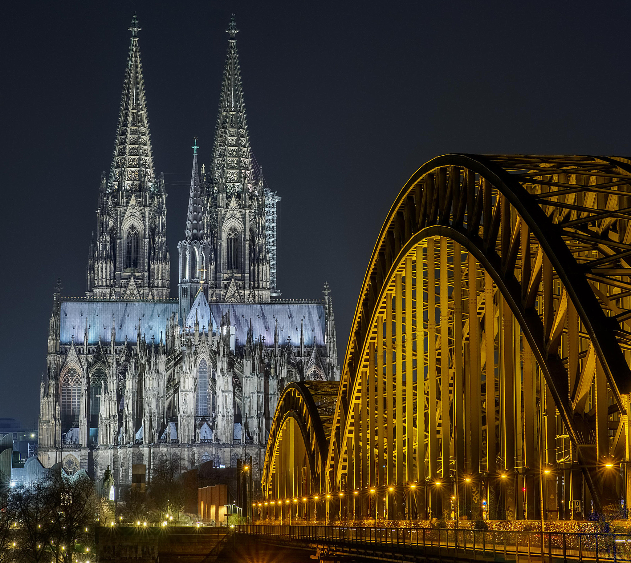 Olympus OM-D E-M5 II + Olympus M.Zuiko Digital ED 40-150mm F2.8 Pro sample photo. Cologne cathedral blue hour photography
