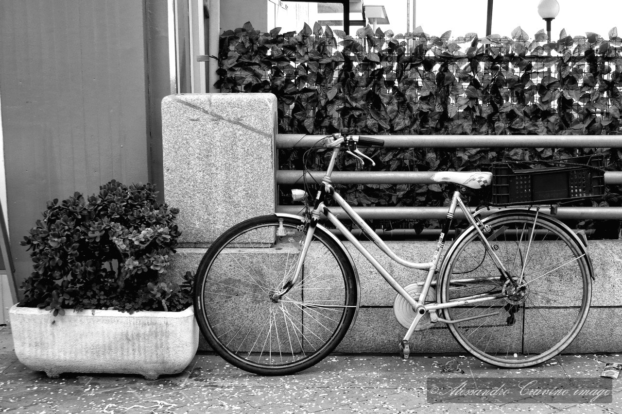Canon EF-S 18-55mm F3.5-5.6 IS sample photo. Bicycle photography