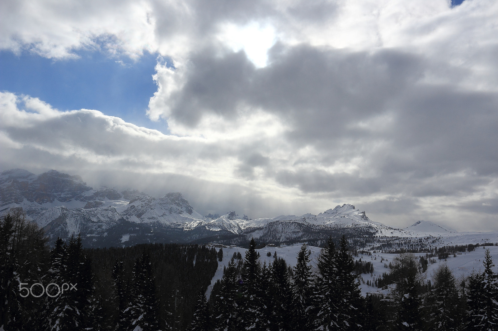 Canon EOS 600D (Rebel EOS T3i / EOS Kiss X5) + Canon EF 17-40mm F4L USM sample photo. Snow sun and clouds photography