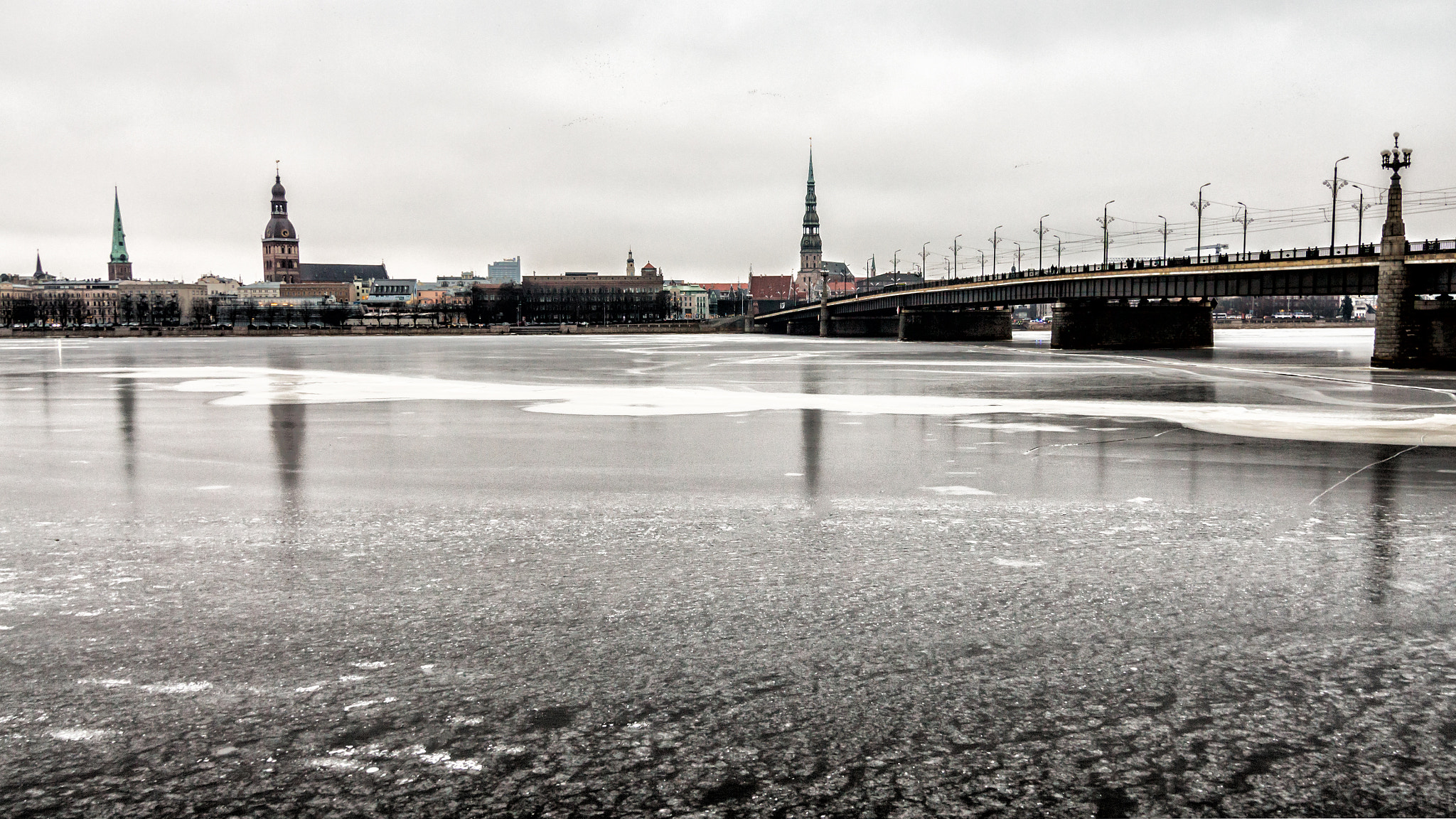 Canon EOS 700D (EOS Rebel T5i / EOS Kiss X7i) + Tokina AT-X Pro 11-16mm F2.8 DX sample photo. Spires of riga photography