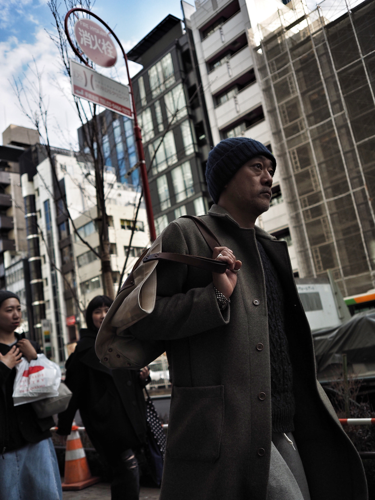 Olympus OM-D E-M1 + Olympus M.Zuiko Digital 17mm F2.8 Pancake sample photo. This guy is a passerby photography