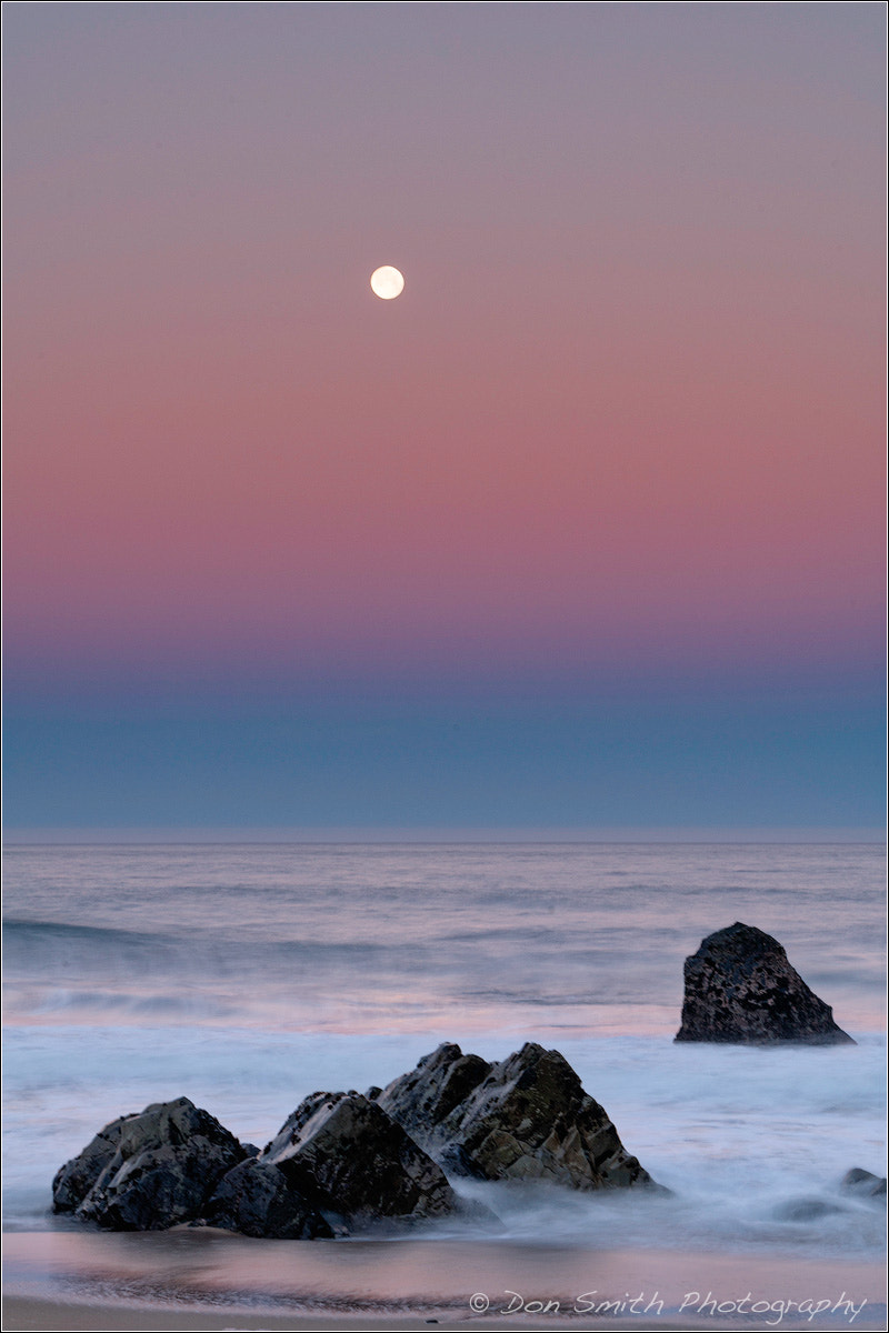 Sony a7R II + Sony FE 70-200mm F4 G OSS sample photo. Garrapata beach dawn moonset photography