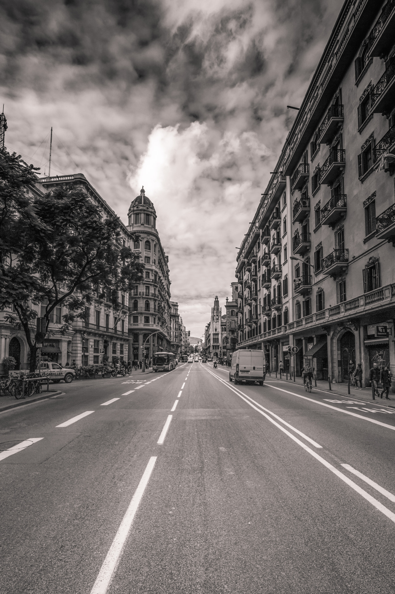 Sony a6000 + Sony E 10-18mm F4 OSS sample photo. Barcelona street photography