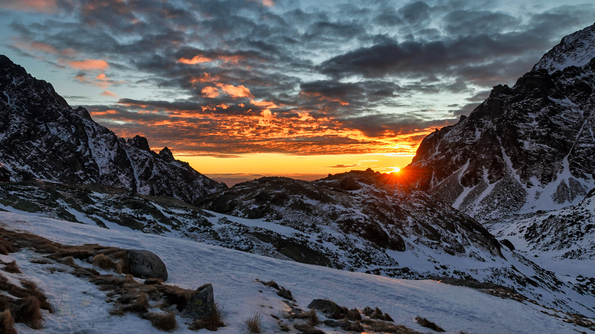 Nikon D7000 + Nikon AF-S Nikkor 17-35mm F2.8D ED-IF sample photo. Sunrise and mountains photography