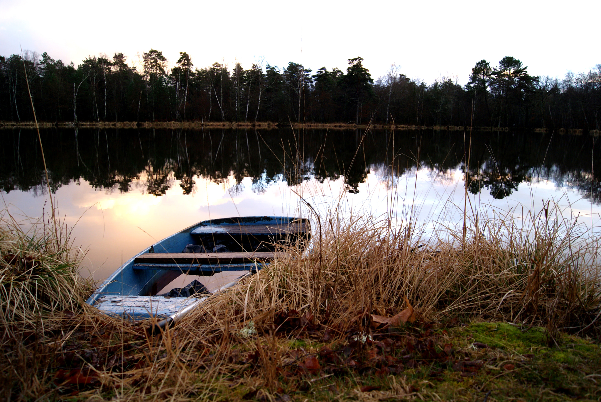 Sony Alpha DSLR-A300 + Sony DT 18-55mm F3.5-5.6 SAM II sample photo. Sunset and boat photography