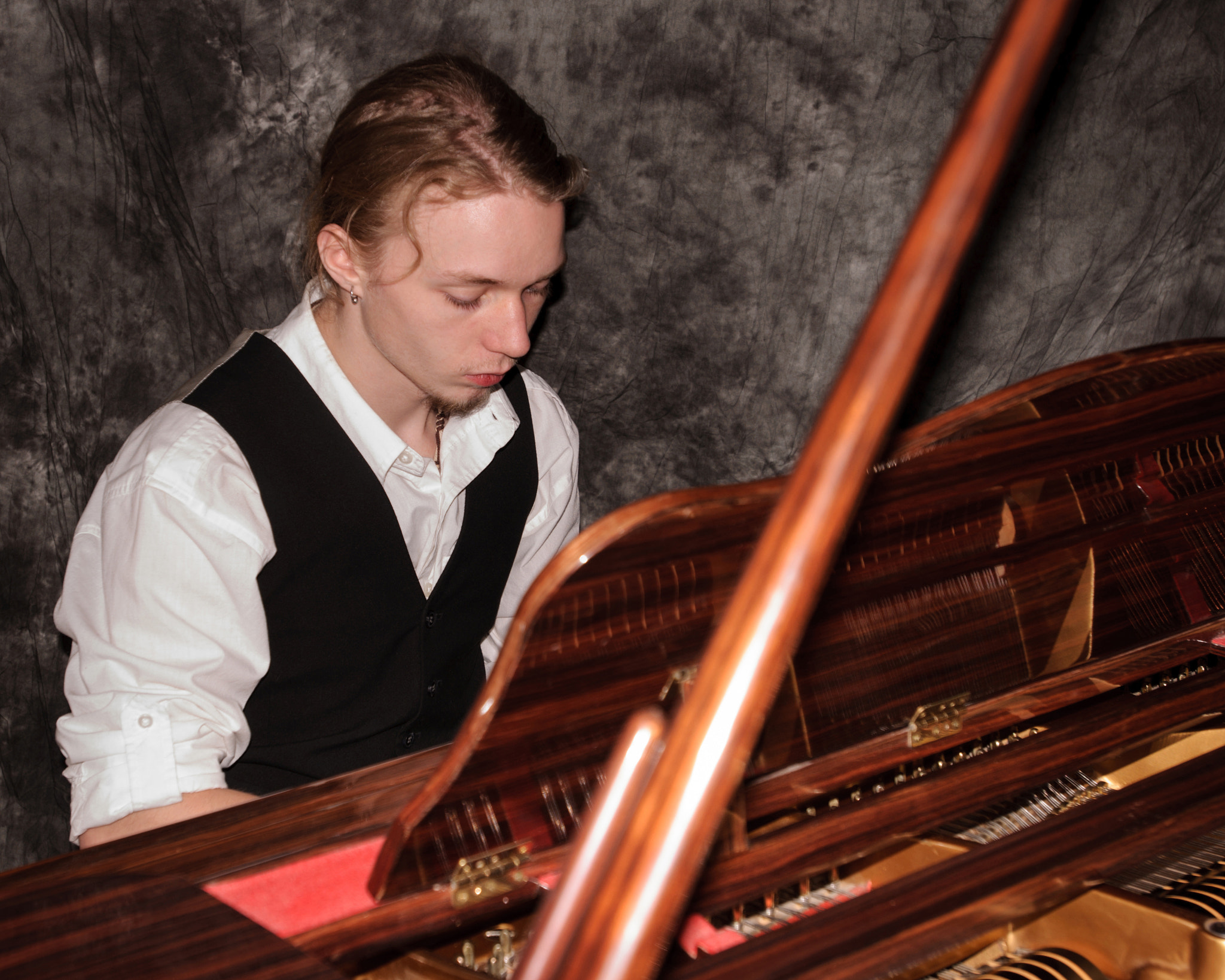 Nikon AF-S Nikkor 17-35mm F2.8D ED-IF sample photo. Brooding pianist photography