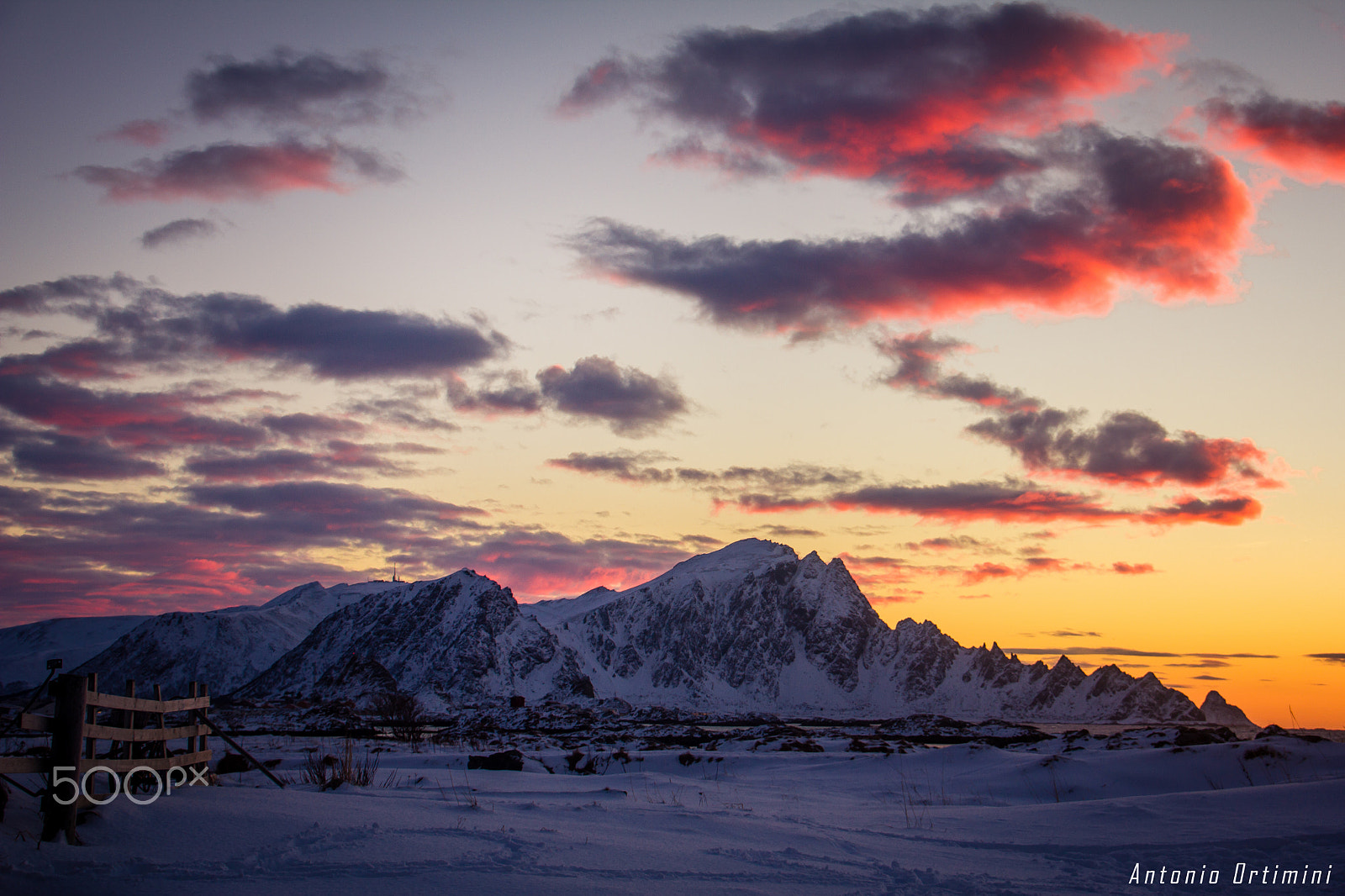 Canon EOS 550D (EOS Rebel T2i / EOS Kiss X4) sample photo. Sunrise on the snow photography
