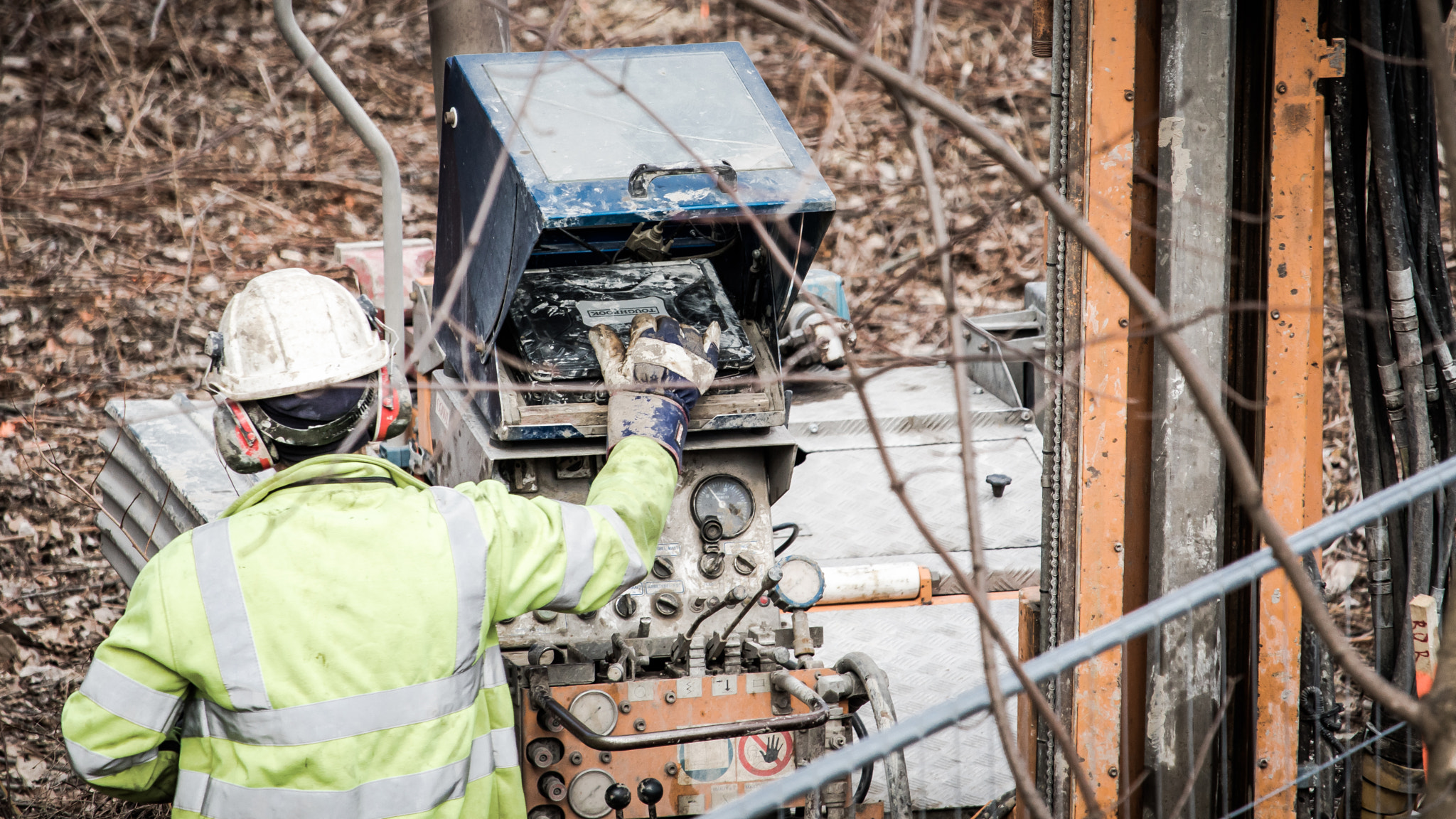 Canon EOS M3 sample photo. Drilling photography