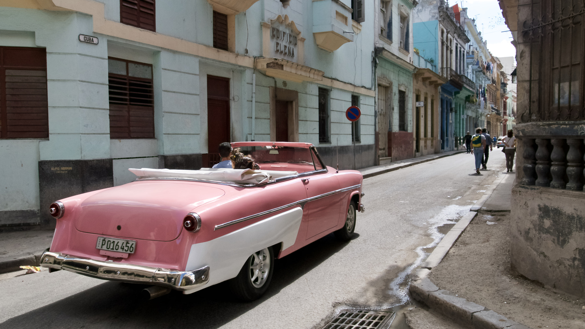 Panasonic Lumix DMC-GX7 sample photo. Pink car photography