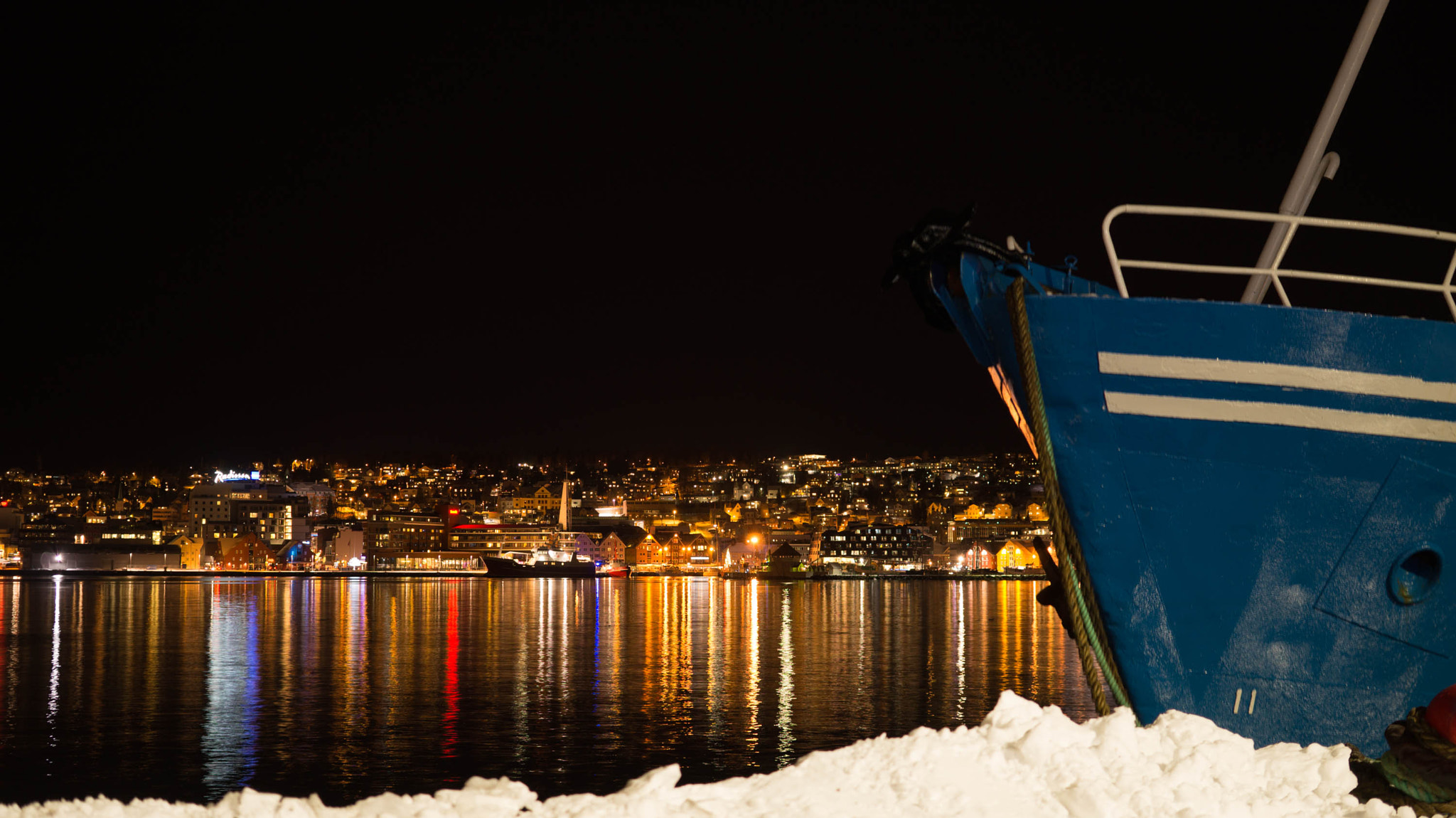 Sony Alpha a5000 (ILCE 5000) + Sigma 30mm F2.8 EX DN sample photo. Tromsö at night photography