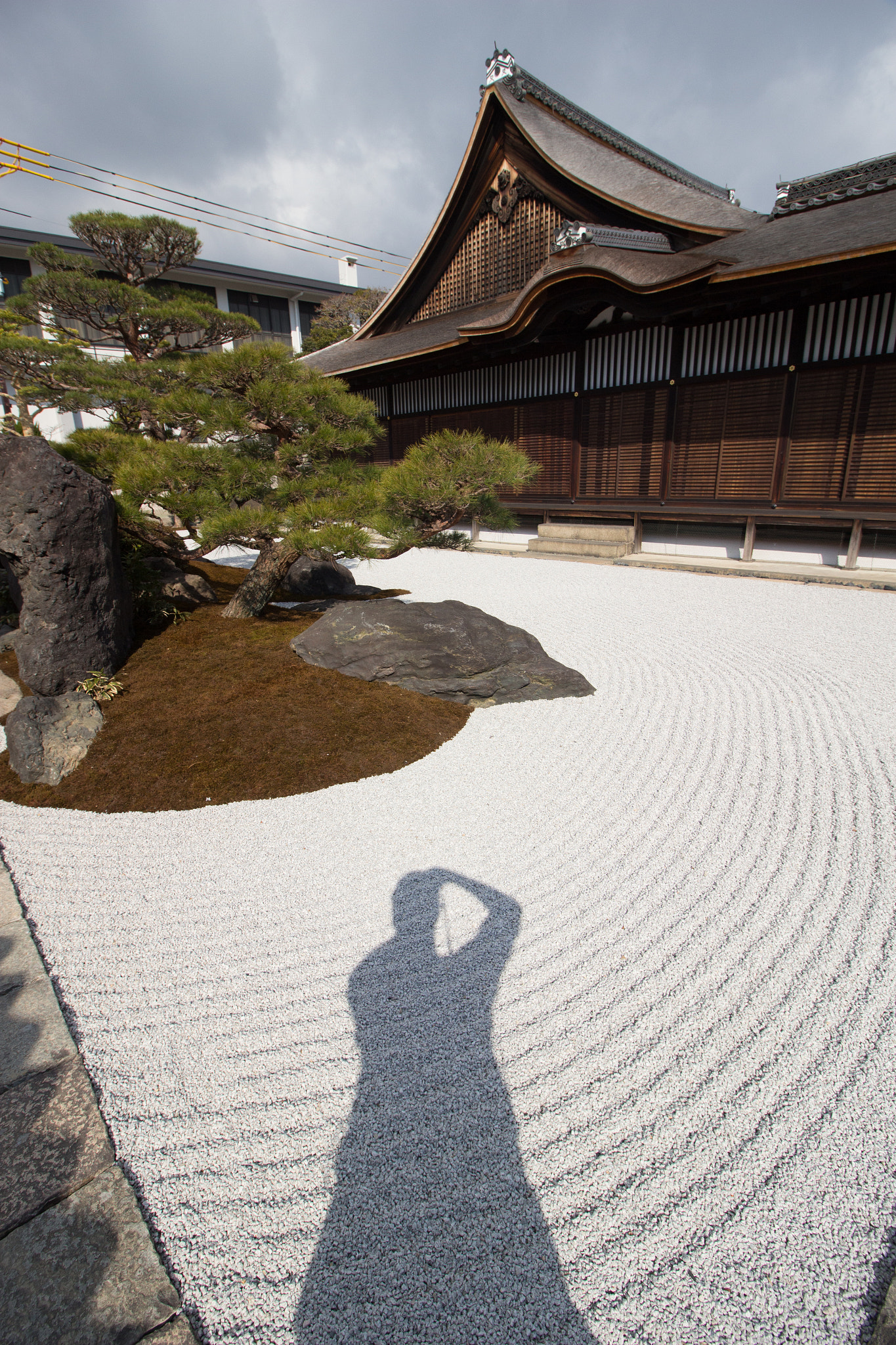Canon EOS 700D (EOS Rebel T5i / EOS Kiss X7i) + Canon EF-S 10-18mm F4.5–5.6 IS STM sample photo. Kyoto's toji temple - "self portrait" photography