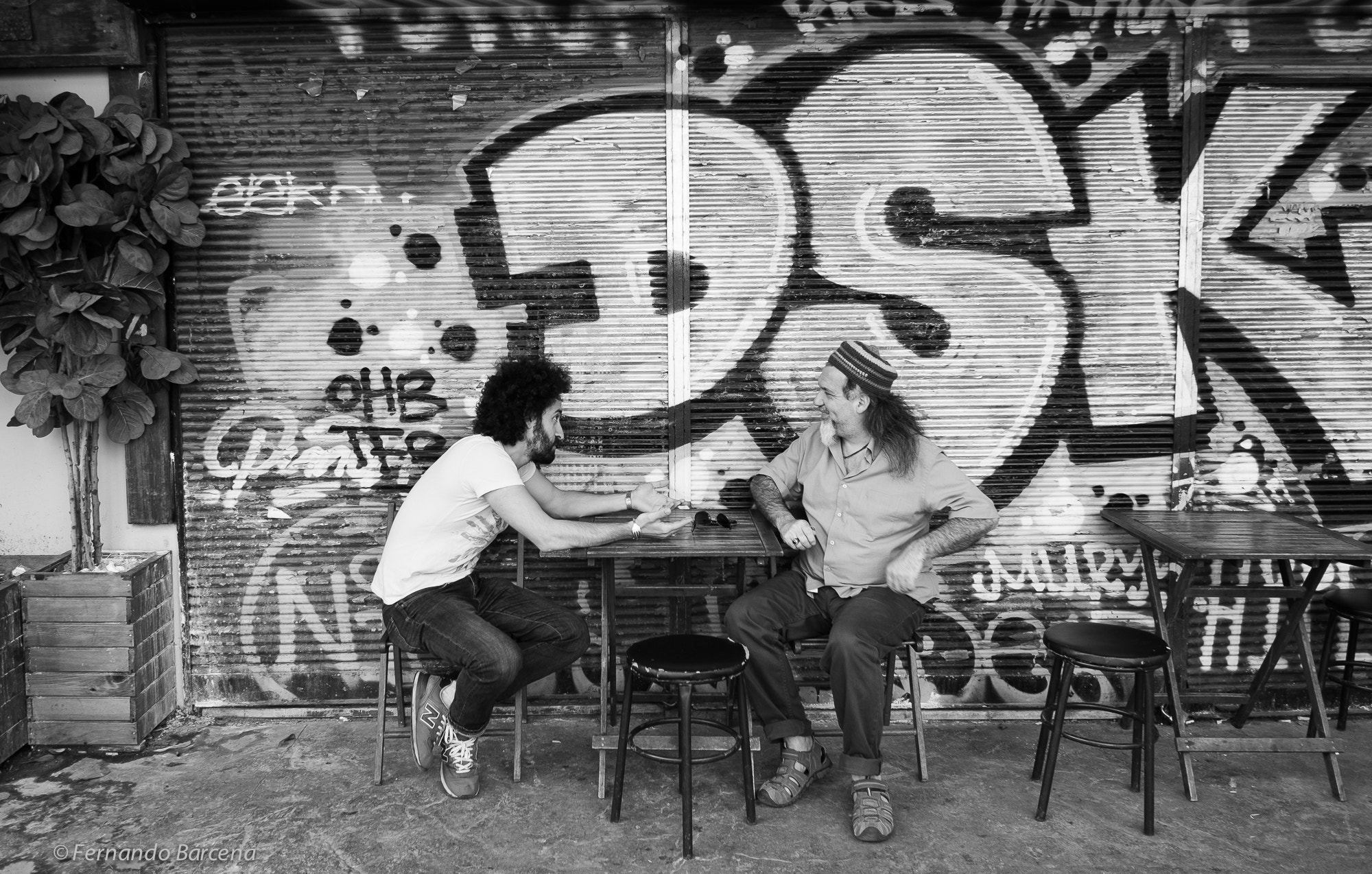 Fujifilm X-Pro1 + Fujifilm XF 18mm F2 R sample photo. Talking with friends. istanbul. 2014. photography