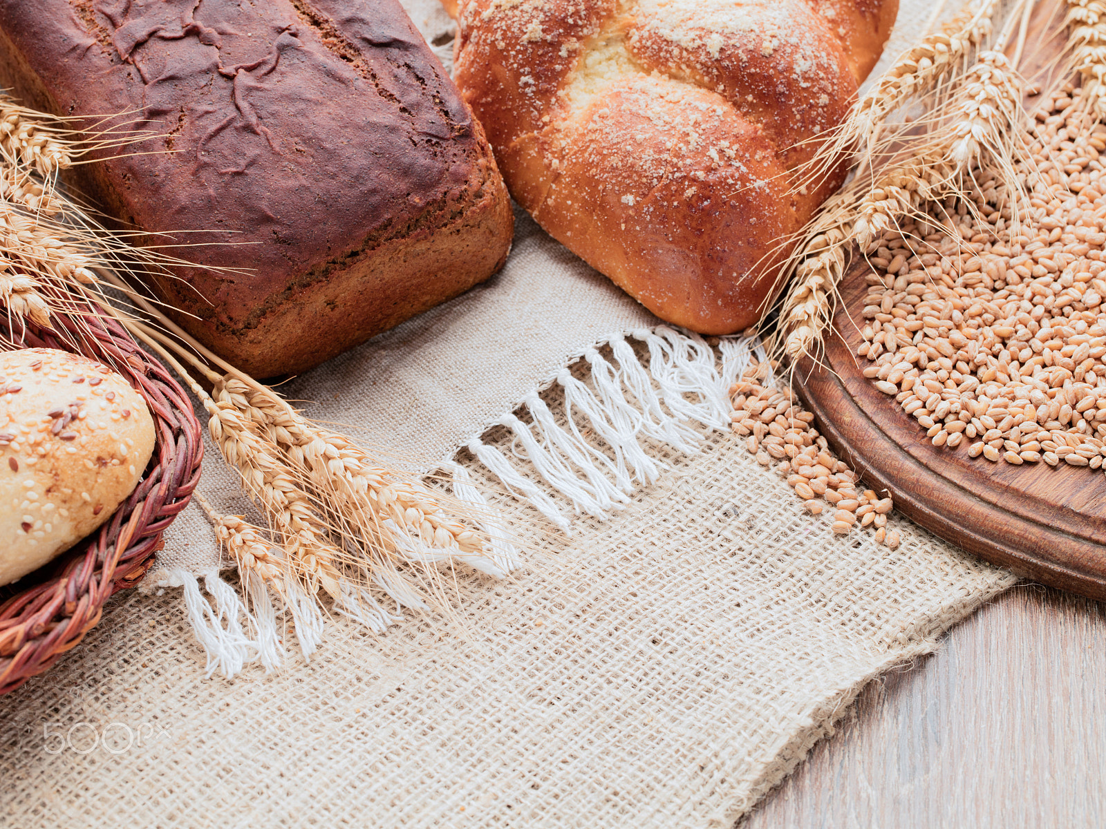 Canon EOS 5DS R + Canon EF 100mm F2.8L Macro IS USM sample photo. Rye spikelets, wheat bread, bun in the basket. canvas, burlap, board. photography